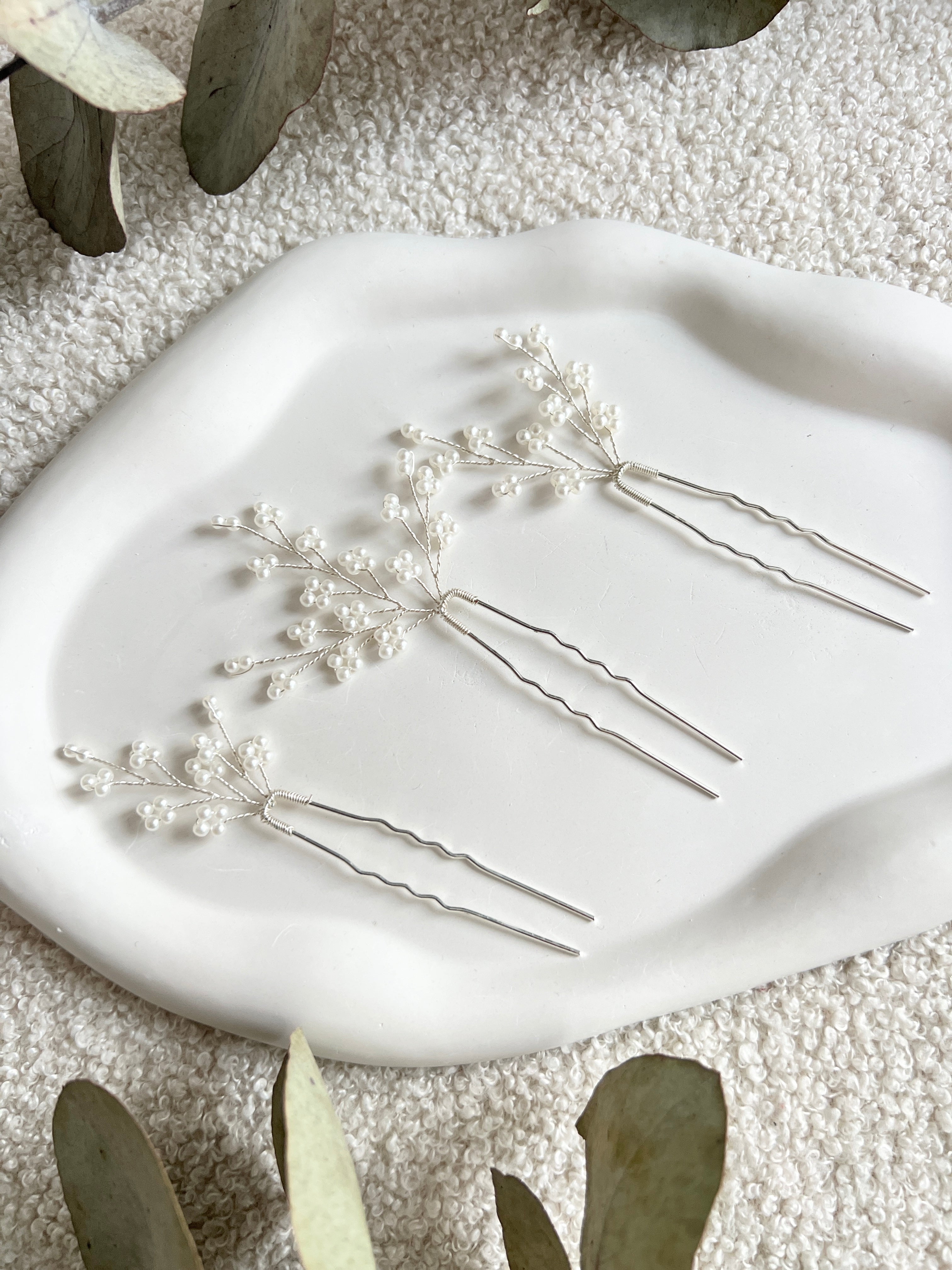 Haarschmuck, Set 3 Stück, Silber, Brautschmuck, Haarspangen, weiße zarte Perlen, Haarnadeln fuer die Braut, silberner Brauthaarschmuck, Brautfrisur, Weddinginspiration, Schmuck Hochzeit, Brauthaarschmuck, Brautset, feiner Perlenschmuck, Brautjungfern, Schmuckbluete