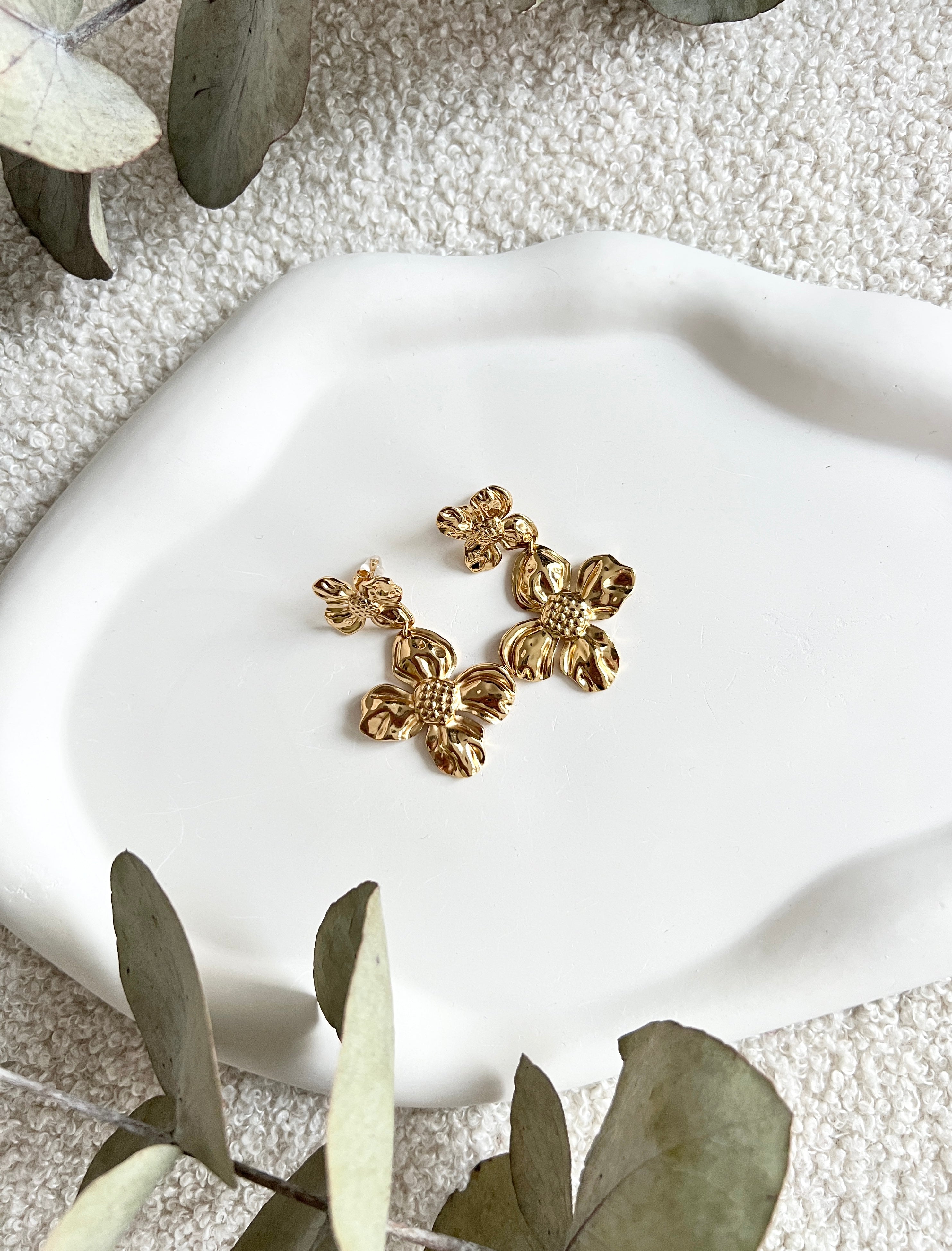 Goldene große Brautohrringe, moderne Ohrringe mit glaenzenden Blumen, feine Brautohrringe, Schmuck Hochzeit, lange Haengeohrringe, Ohrstecker, Brautjungfer, Damenschmuck, Ohrschmuck Frauen, eleganter Brautschmuck, Schmuckbuete