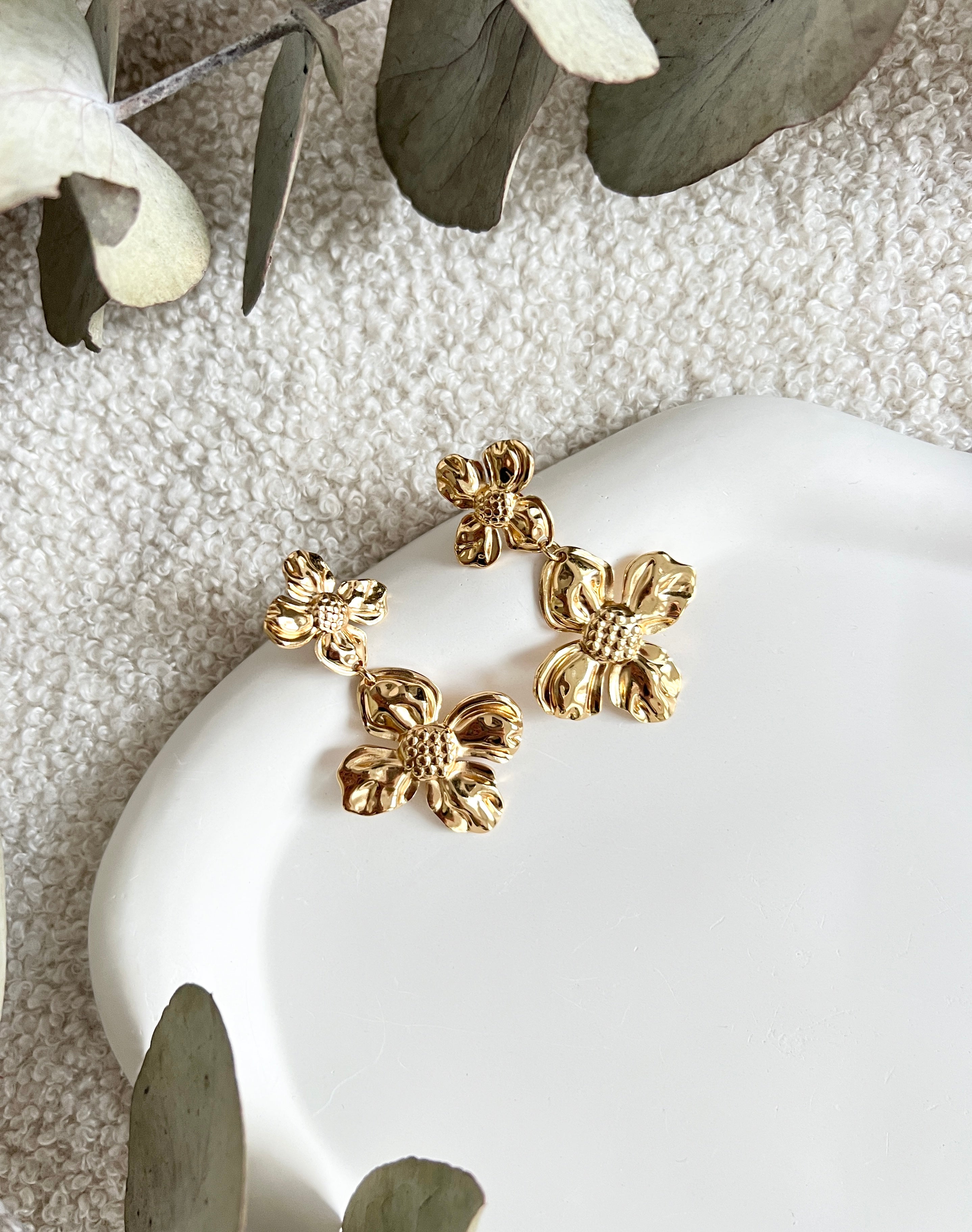 Goldene große Brautohrringe, moderne Ohrringe mit glaenzenden Blumen, feine Brautohrringe, Schmuck Hochzeit, lange Haengeohrringe, Ohrstecker, Brautjungfer, Damenschmuck, Ohrschmuck Frauen, eleganter Brautschmuck, Schmuckbuete