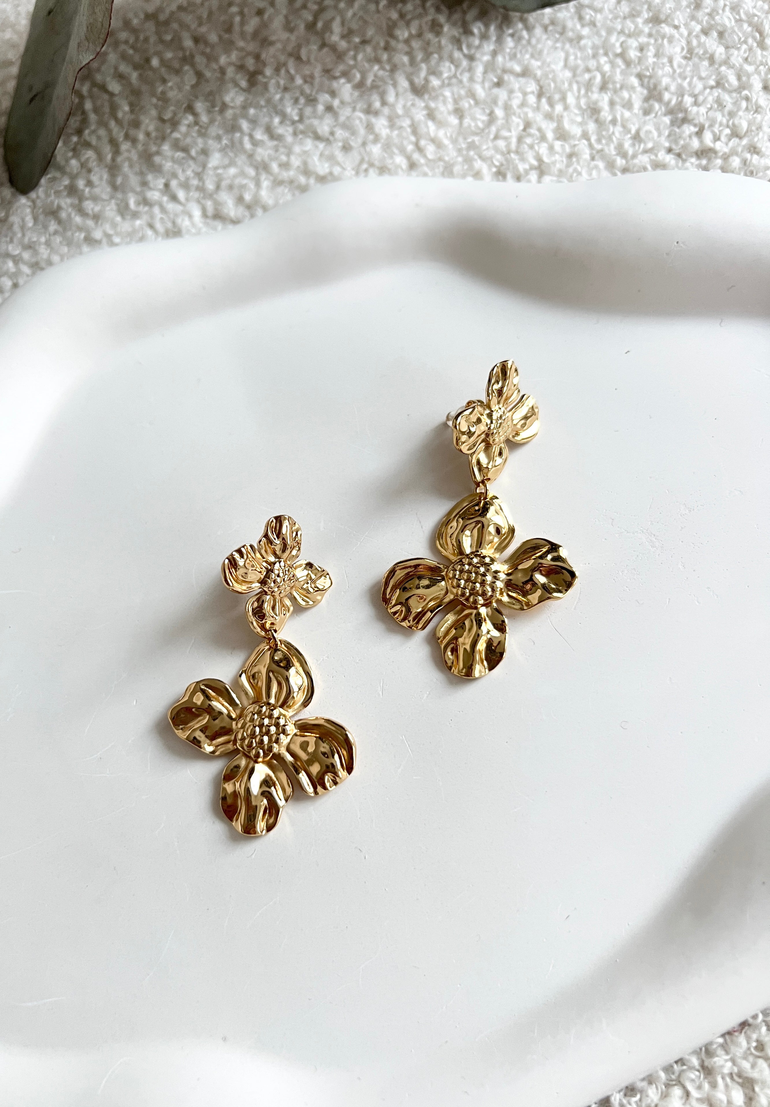 Goldene große Brautohrringe, moderne Ohrringe mit glaenzenden Blumen, feine Brautohrringe, Schmuck Hochzeit, lange Haengeohrringe, Ohrstecker, Brautjungfer, Damenschmuck, Ohrschmuck Frauen, eleganter Brautschmuck, Schmuckbuete