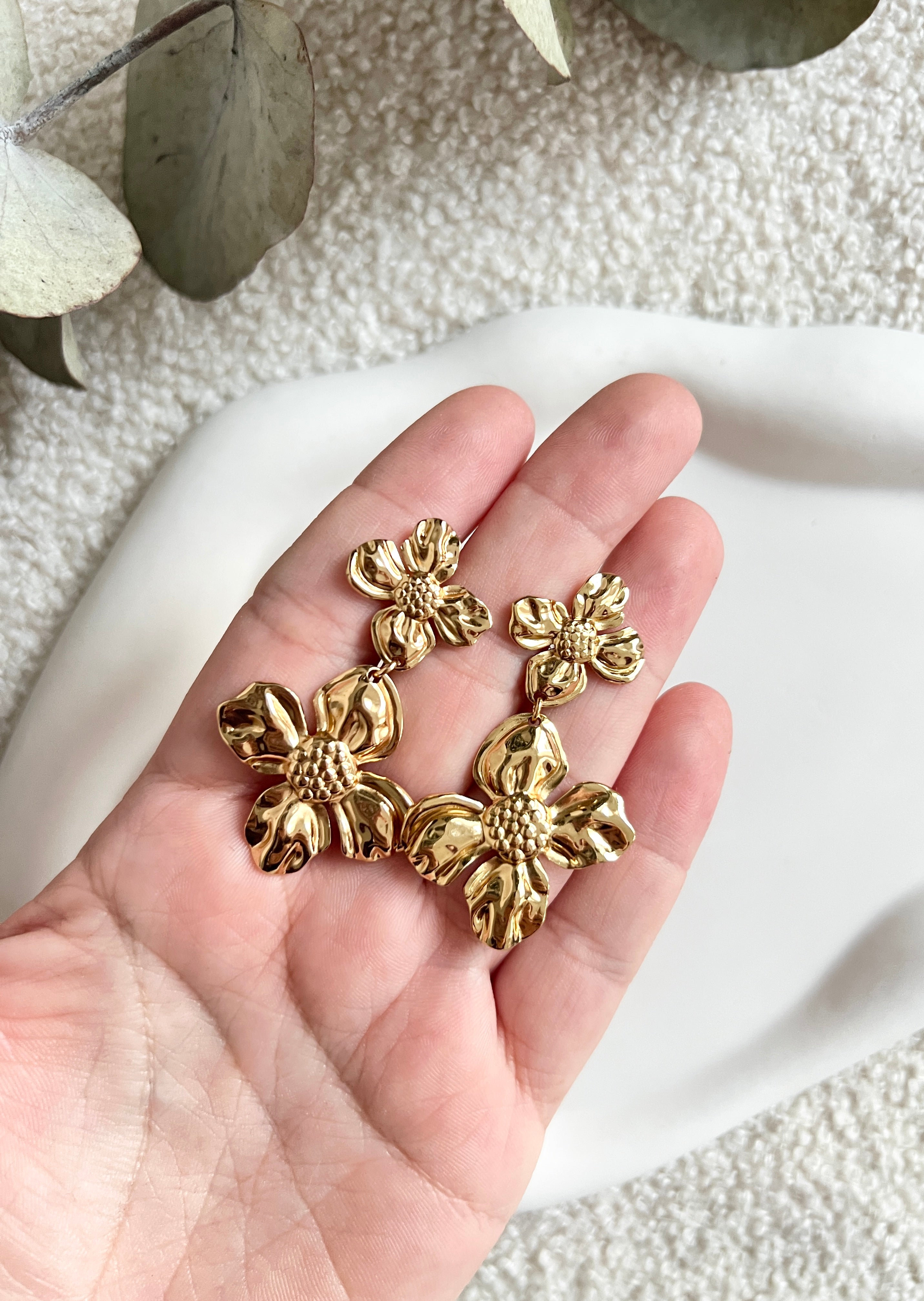 Goldene große Brautohrringe, moderne Ohrringe mit glaenzenden Blumen, feine Brautohrringe, Schmuck Hochzeit, lange Haengeohrringe, Ohrstecker, Brautjungfer, Damenschmuck, Ohrschmuck Frauen, eleganter Brautschmuck, Schmuckbuete