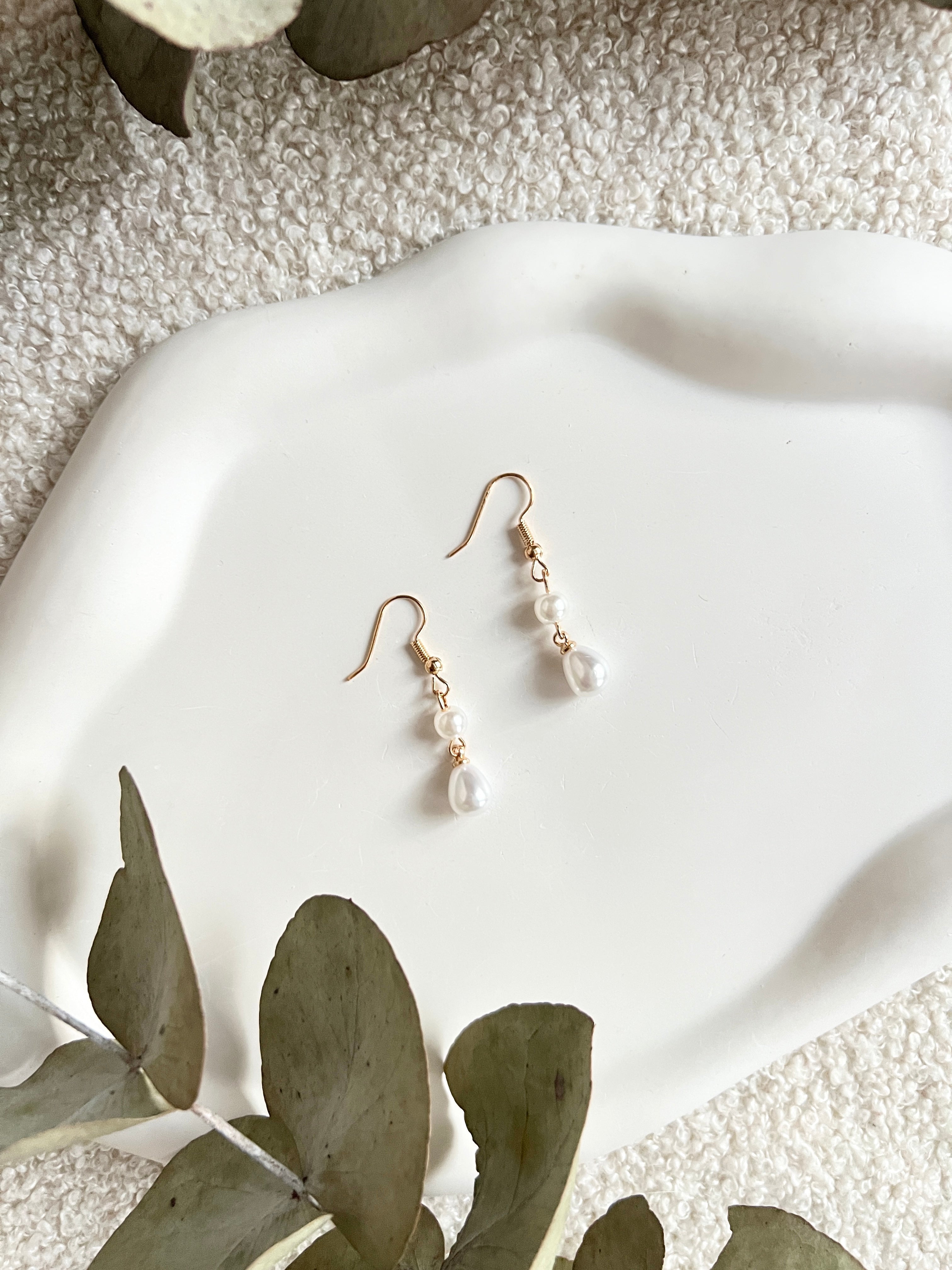 Perlenohrringe, Gold mit Weißen Perlen, Hängeohrringe, elegante Brautohrringe