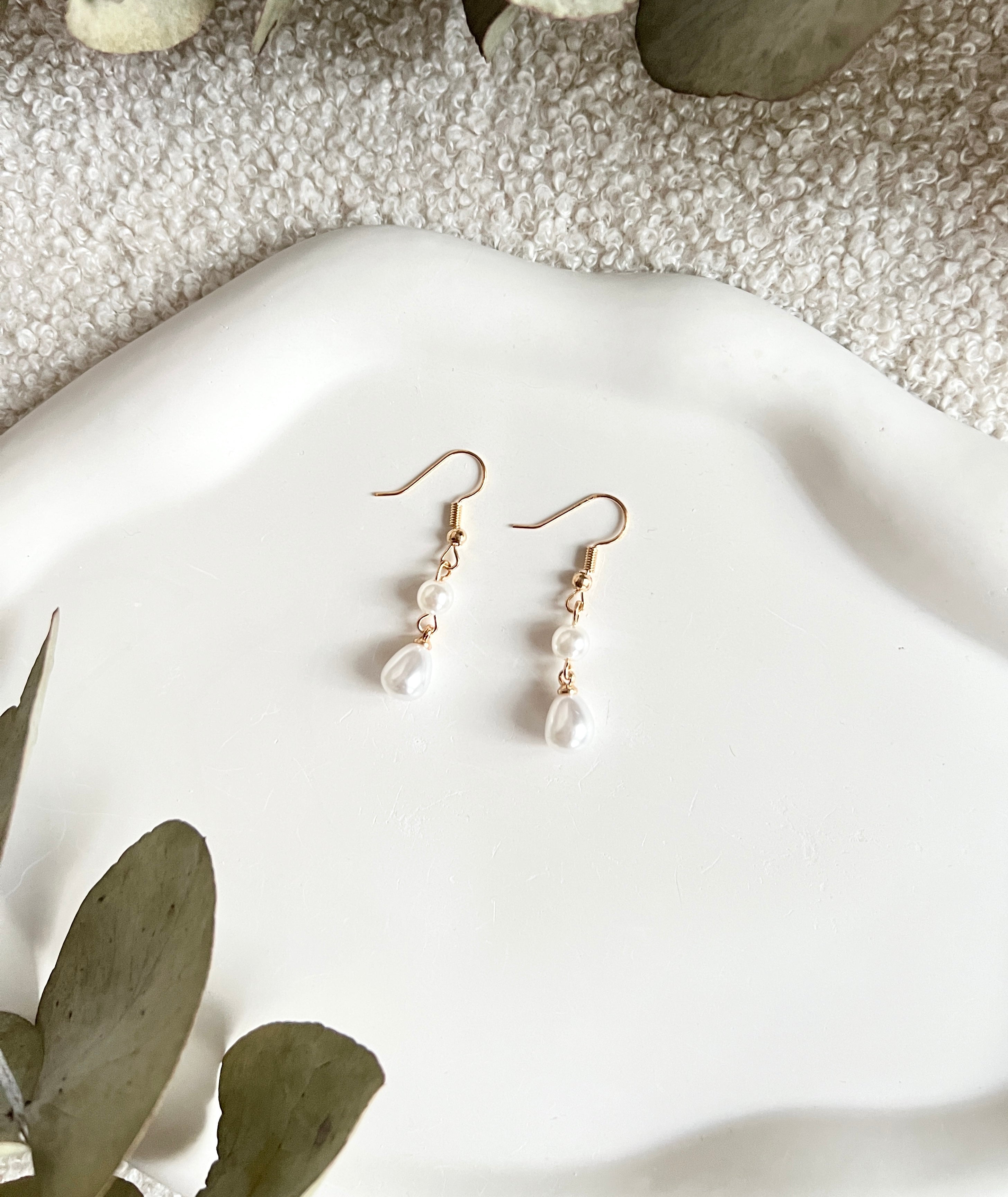 Perlenohrringe, Gold mit Weißen Perlen, Hängeohrringe, elegante Brautohrringe