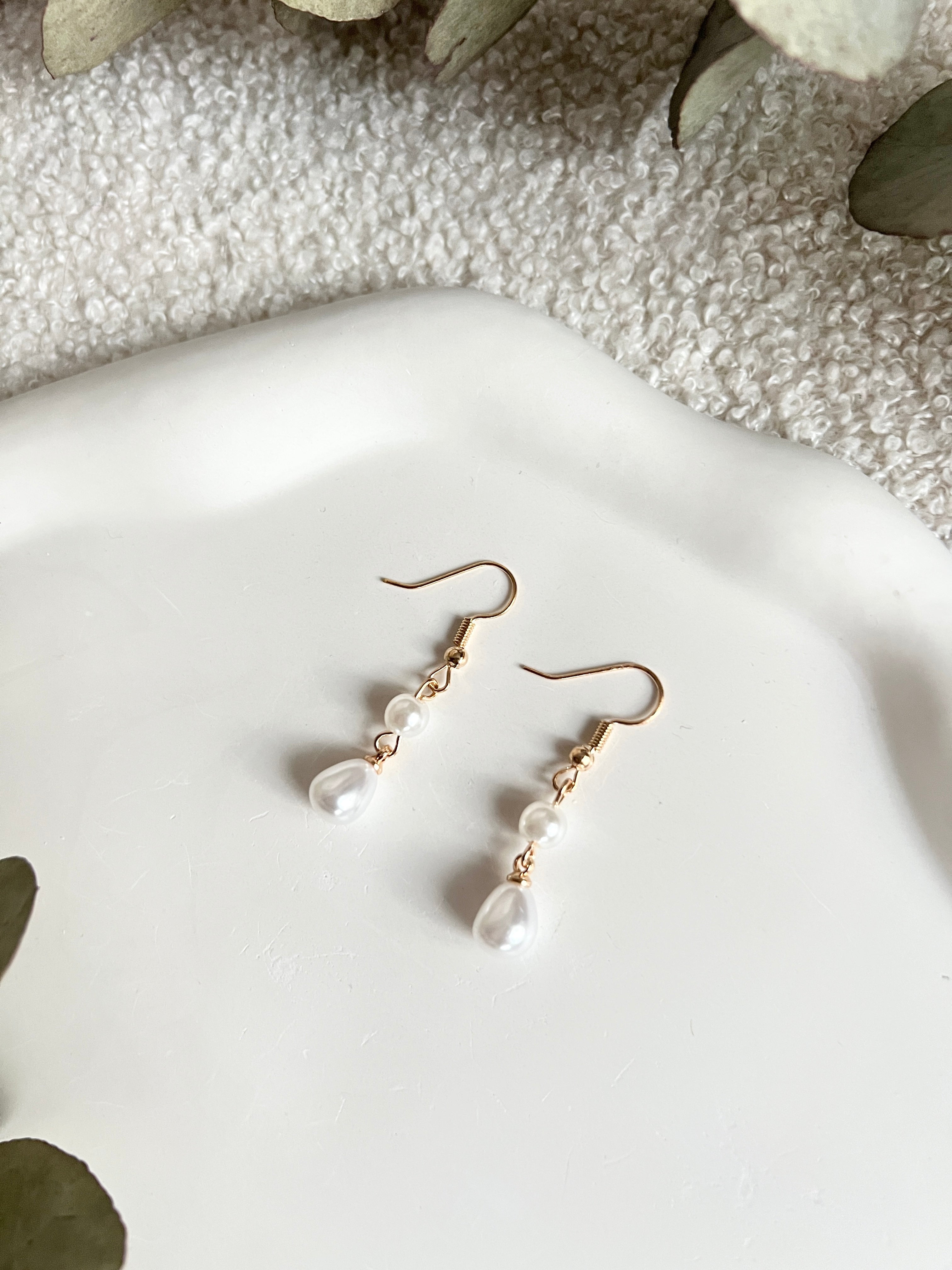 Perlenohrringe, Gold mit Weißen Perlen, Hängeohrringe, elegante Brautohrringe