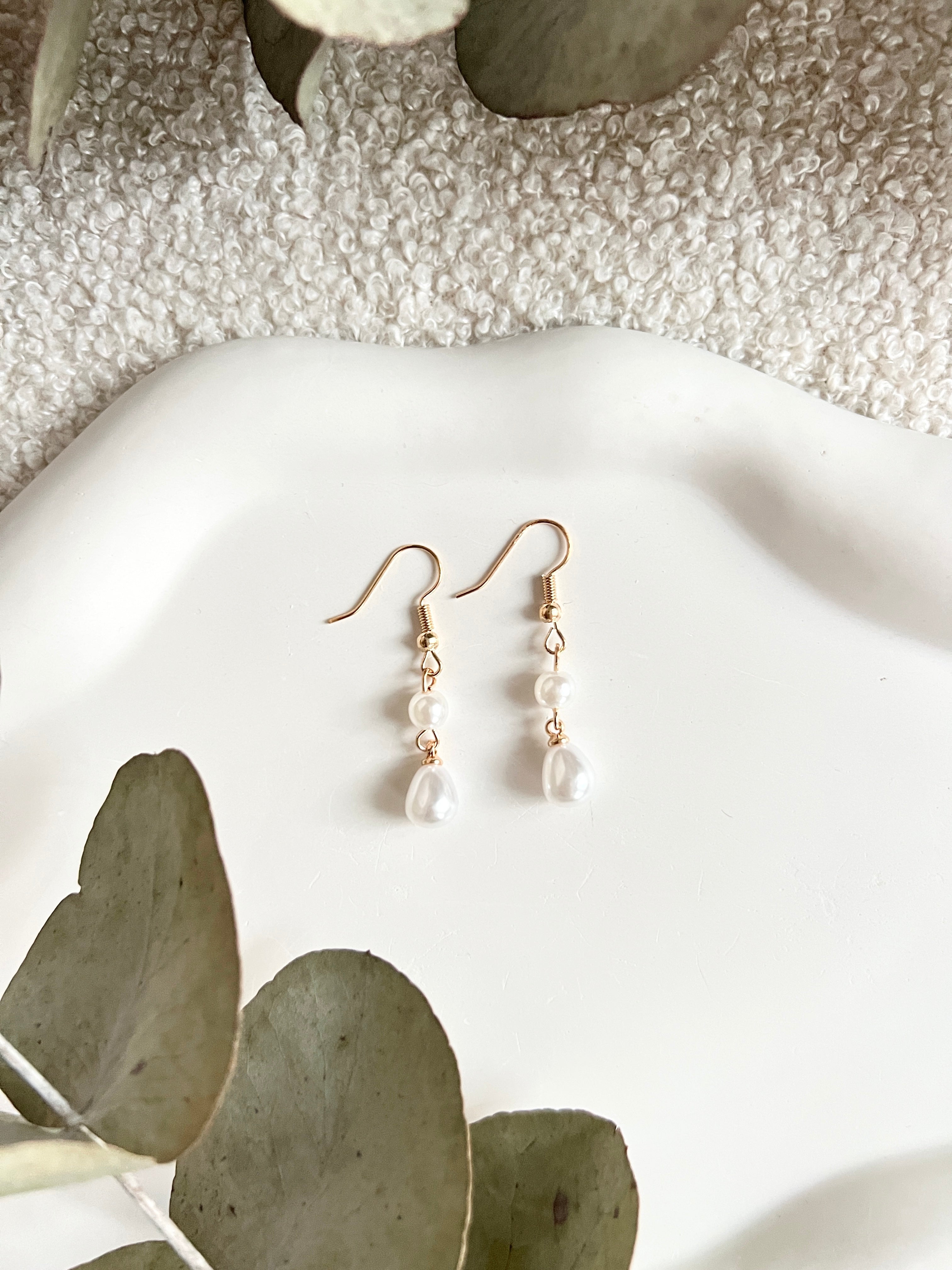 Perlenohrringe, Gold mit Weißen Perlen, Hängeohrringe, elegante Brautohrringe