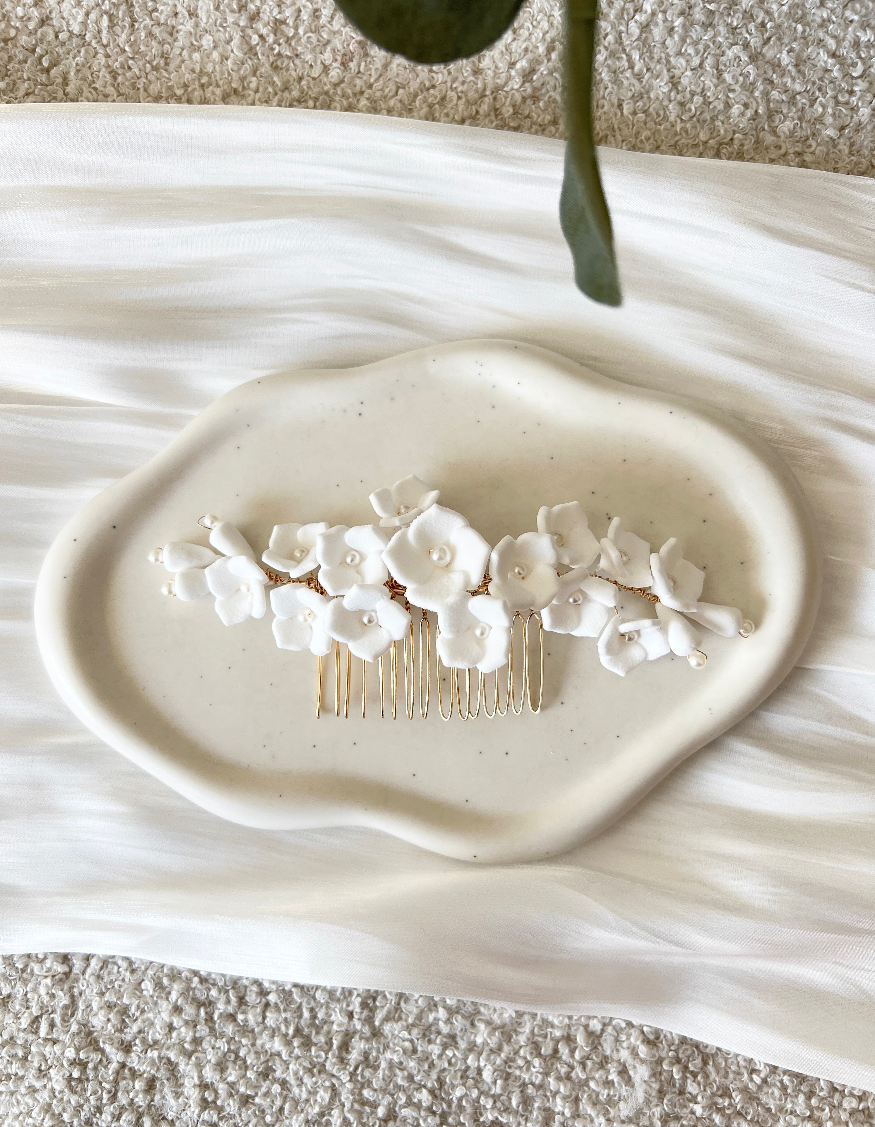 Brauthaarschmuck, Gold, zarte Perlen, Haarkamm, weiße Blumen, Brautschmuck