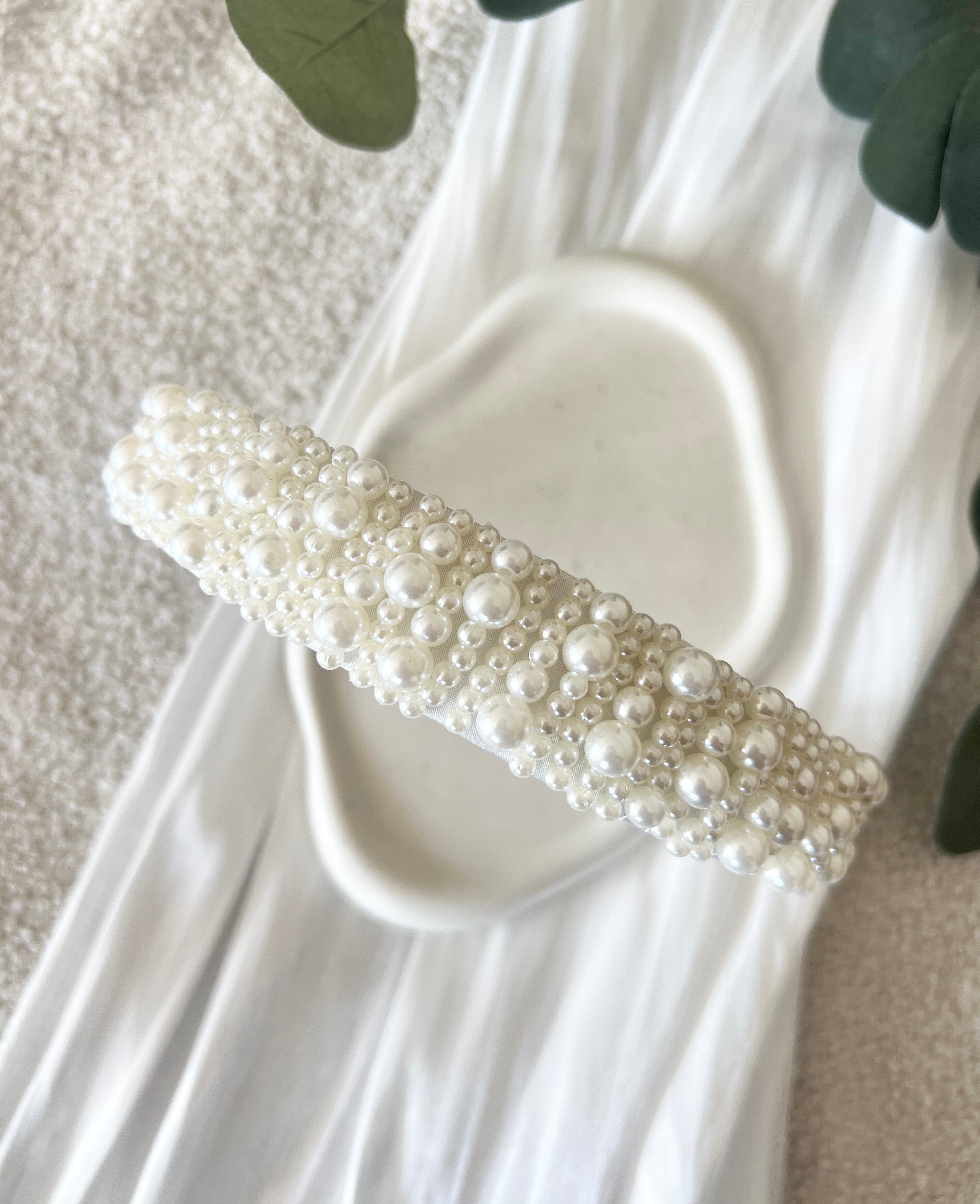 Brauthaarreif, Perlen, Weiß, Haarreif mit weißen Perlen, Perlenschmuck, Brautschmuck, Brauthaarschmuck für das Standesamt, modern, Hochzeit, Schmuckbluete