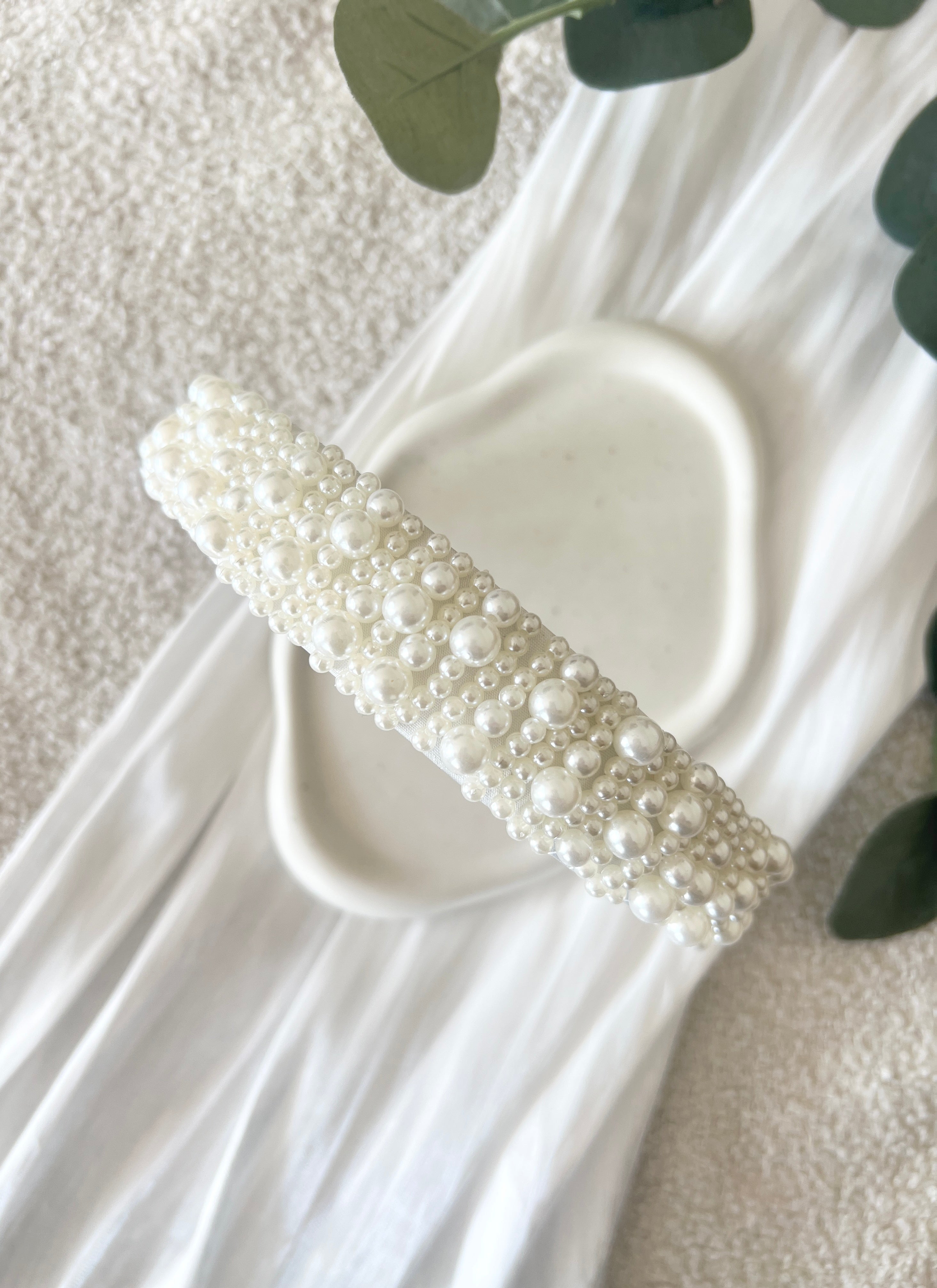 Brauthaarreif, Perlen, Weiß, Haarreif mit weißen Perlen, Perlenschmuck, Brautschmuck, Brauthaarschmuck für das Standesamt, modern, Hochzeit, Schmuckbluete