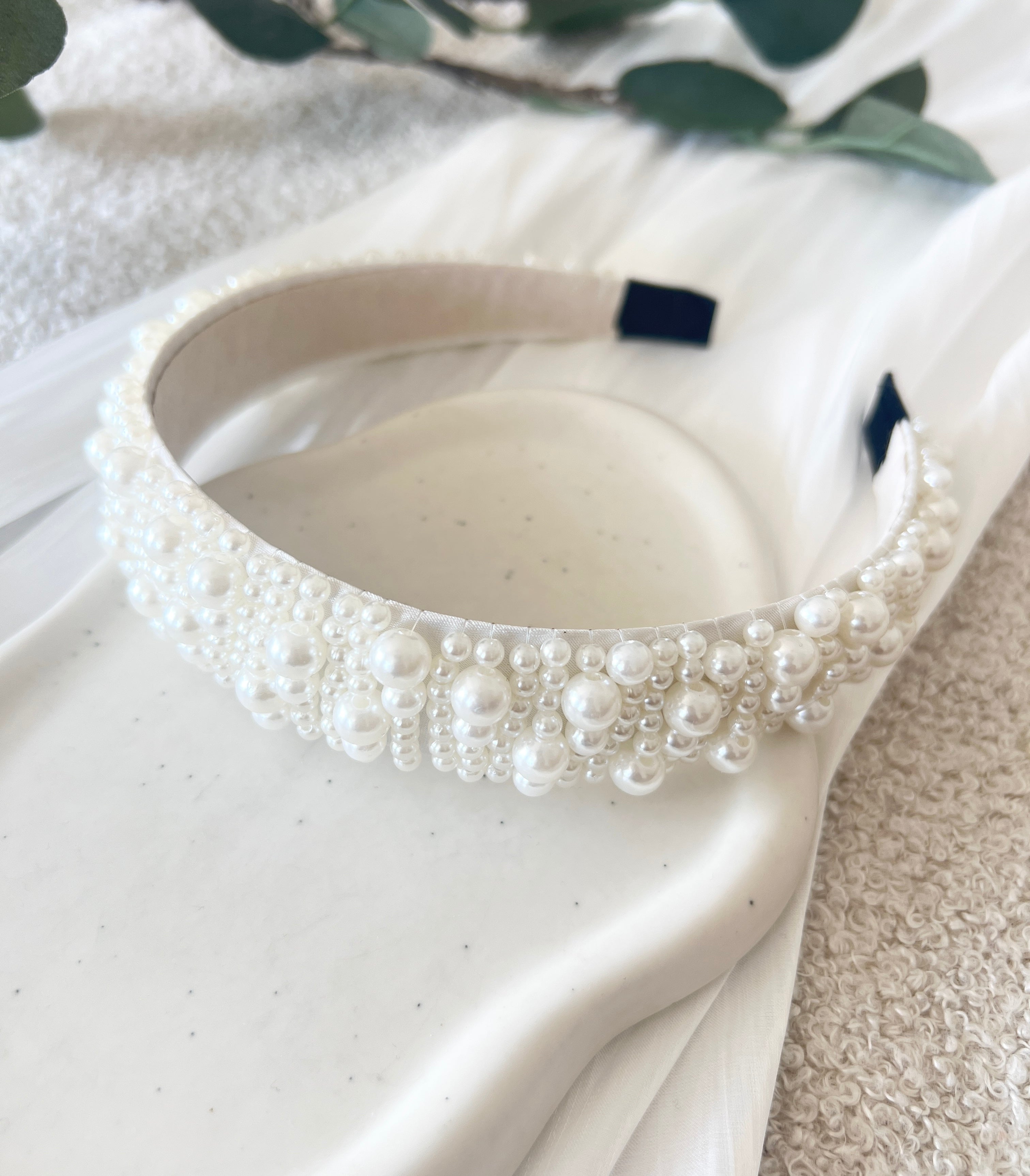 Brauthaarreif, Perlen, Weiß, Haarreif mit weißen Perlen, Perlenschmuck, Brautschmuck, Brauthaarschmuck für das Standesamt, modern, Hochzeit, Schmuckbluete