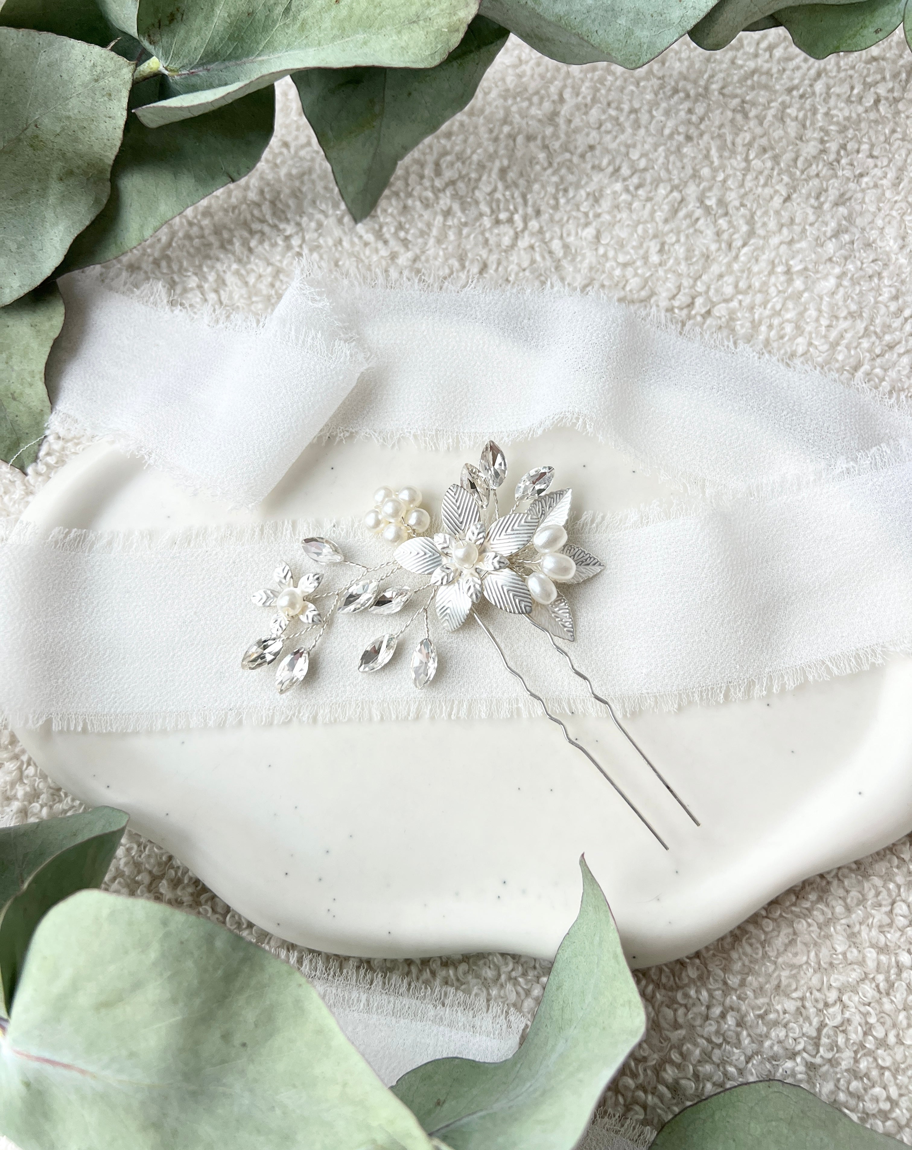Haarschmuck, Silber, Haarnadel, weiße Perlen und Strass, Blumen