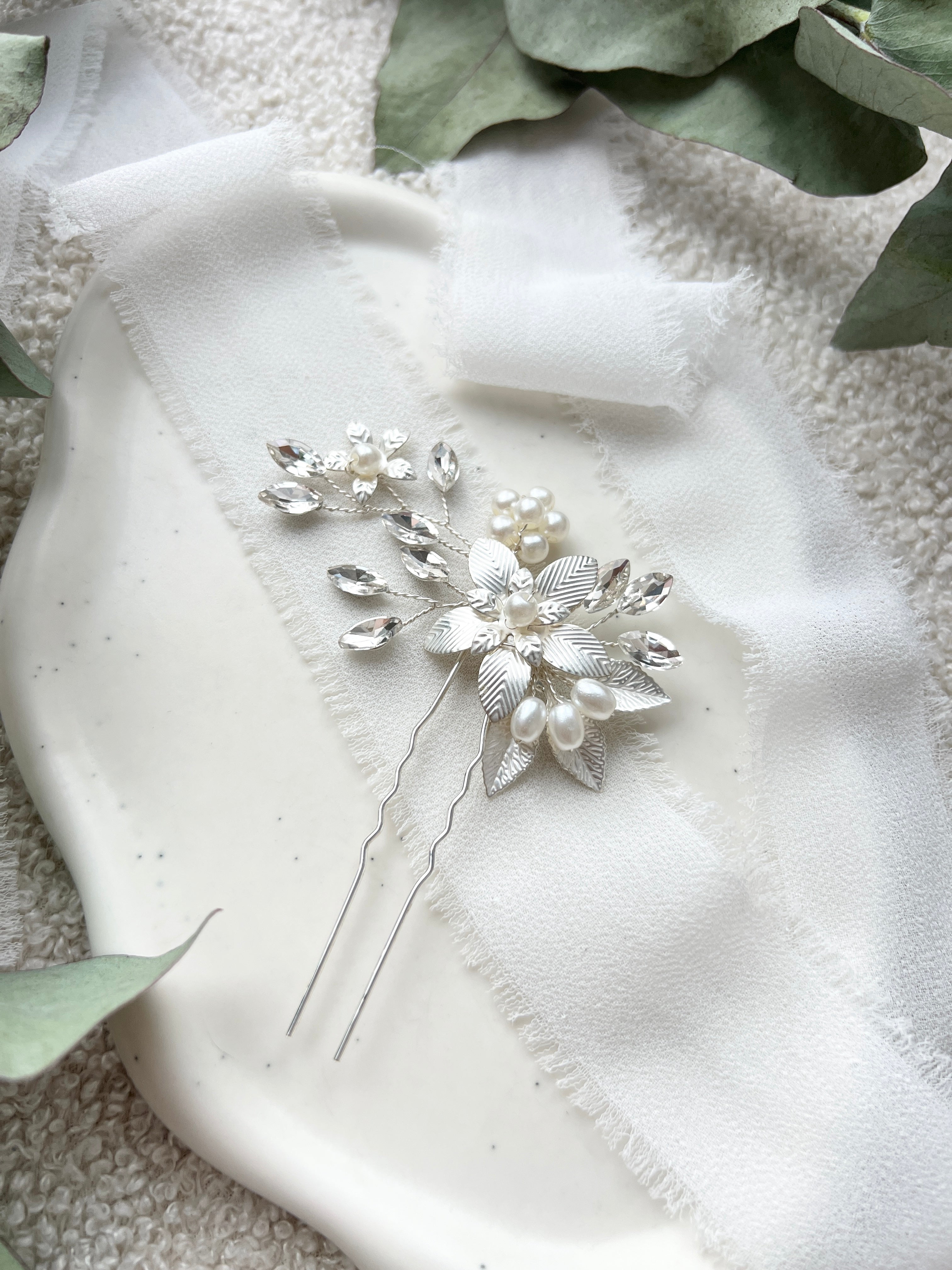 Haarschmuck, Silber, Haarnadel, weiße Perlen und Strass, Blumen