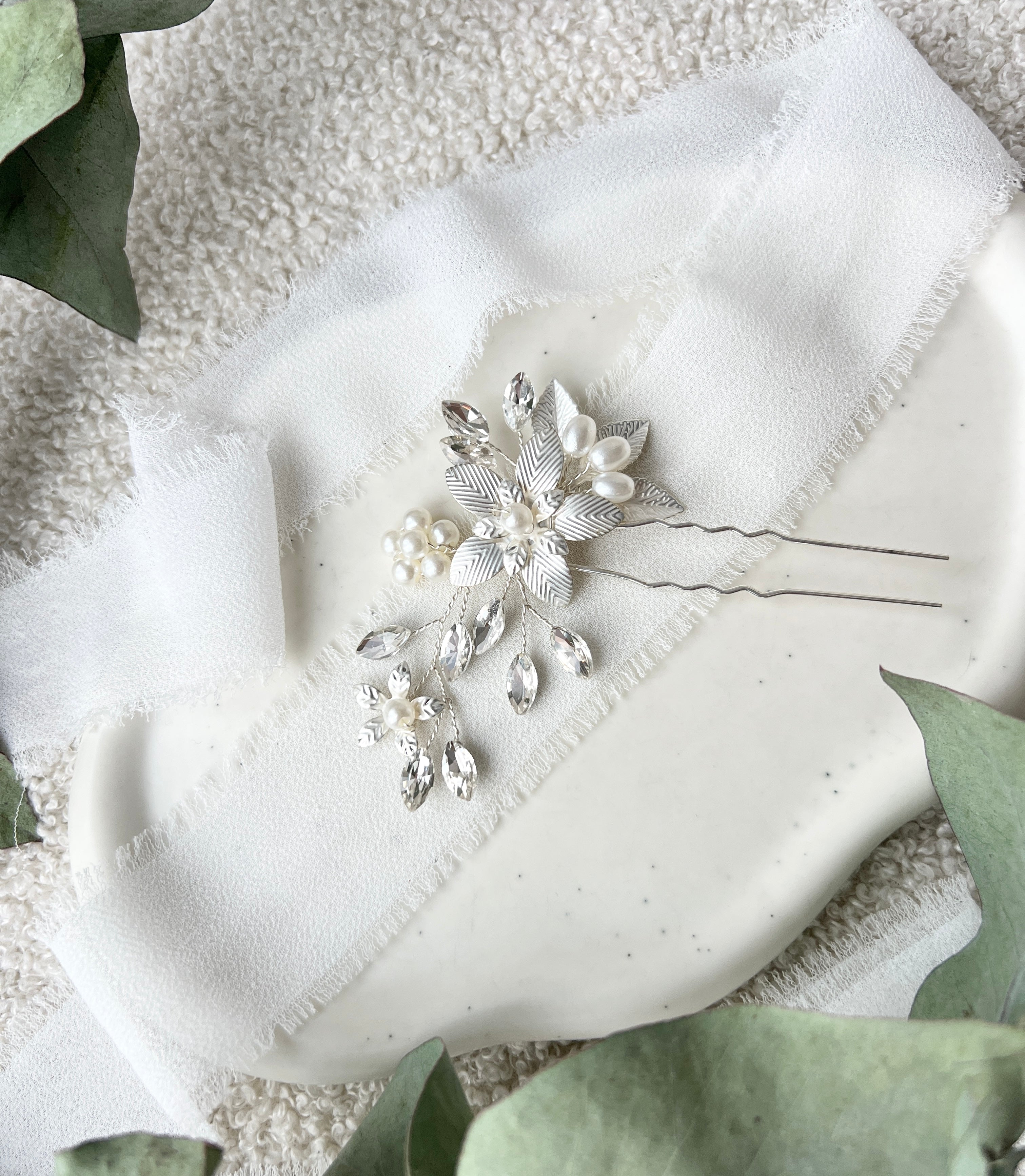 Haarschmuck, Silber, Haarnadel, weiße Perlen und Strass, Blumen