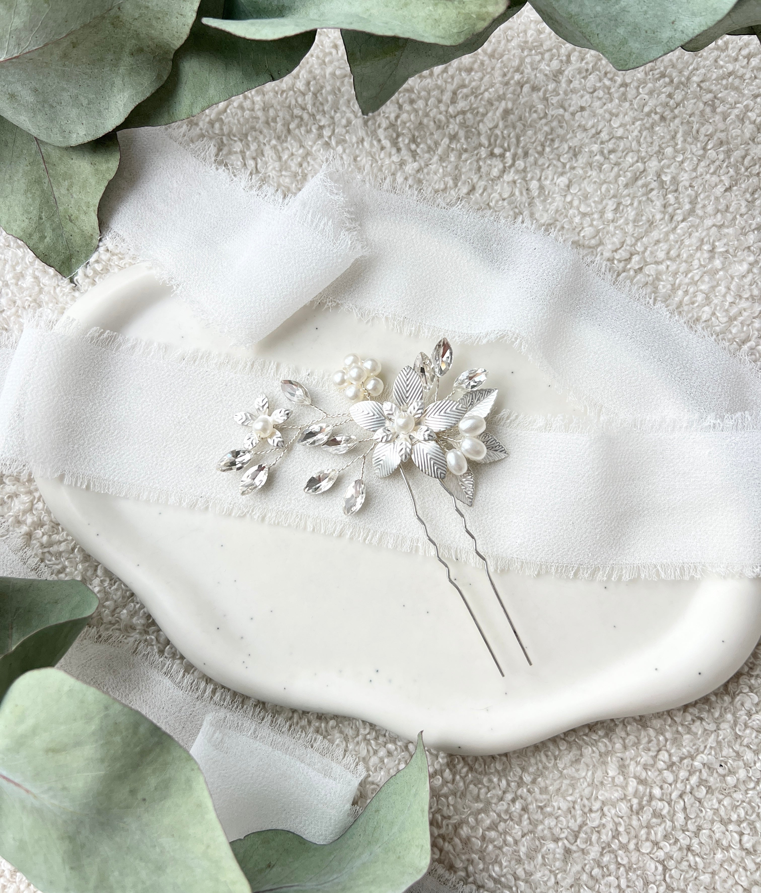 Haarschmuck, Silber, Haarnadel, weiße Perlen und Strass, Blumen