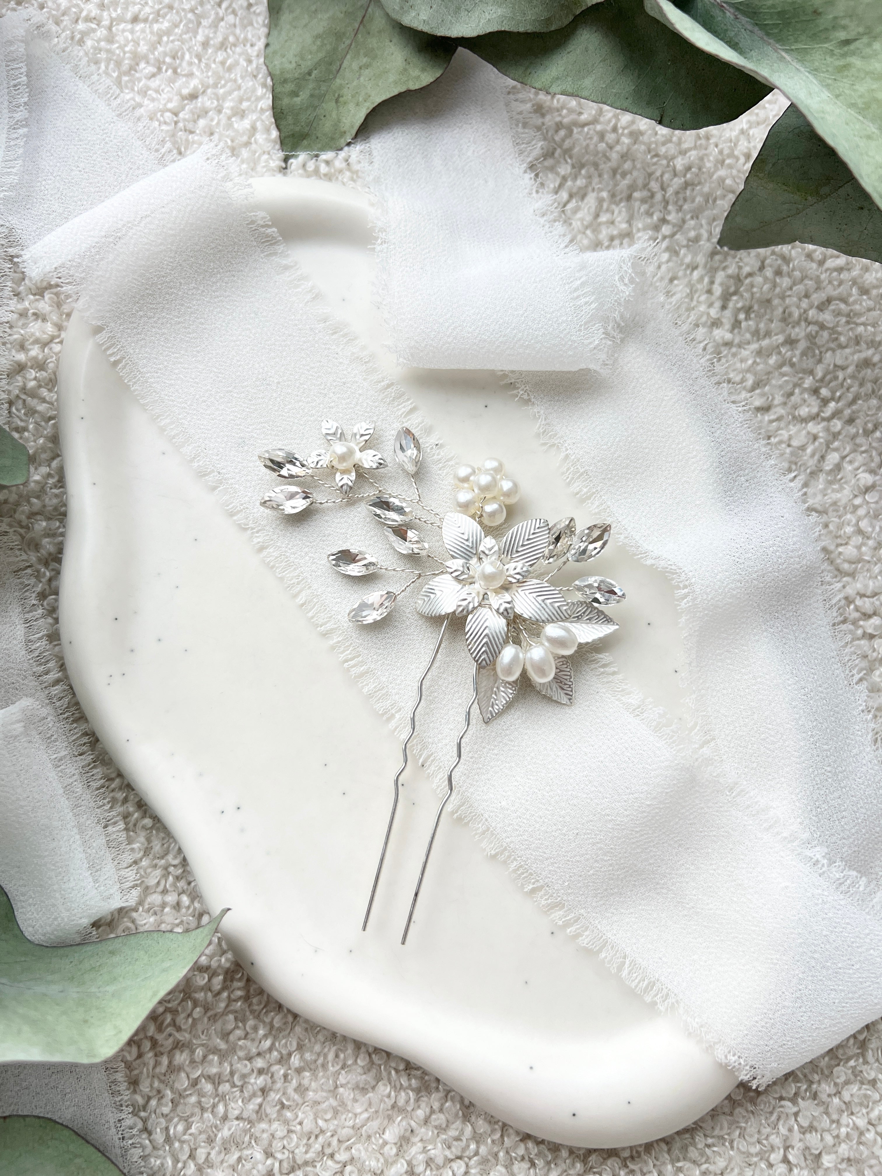 Haarschmuck, Silber, Haarnadel, weiße Perlen und Strass, Blumen