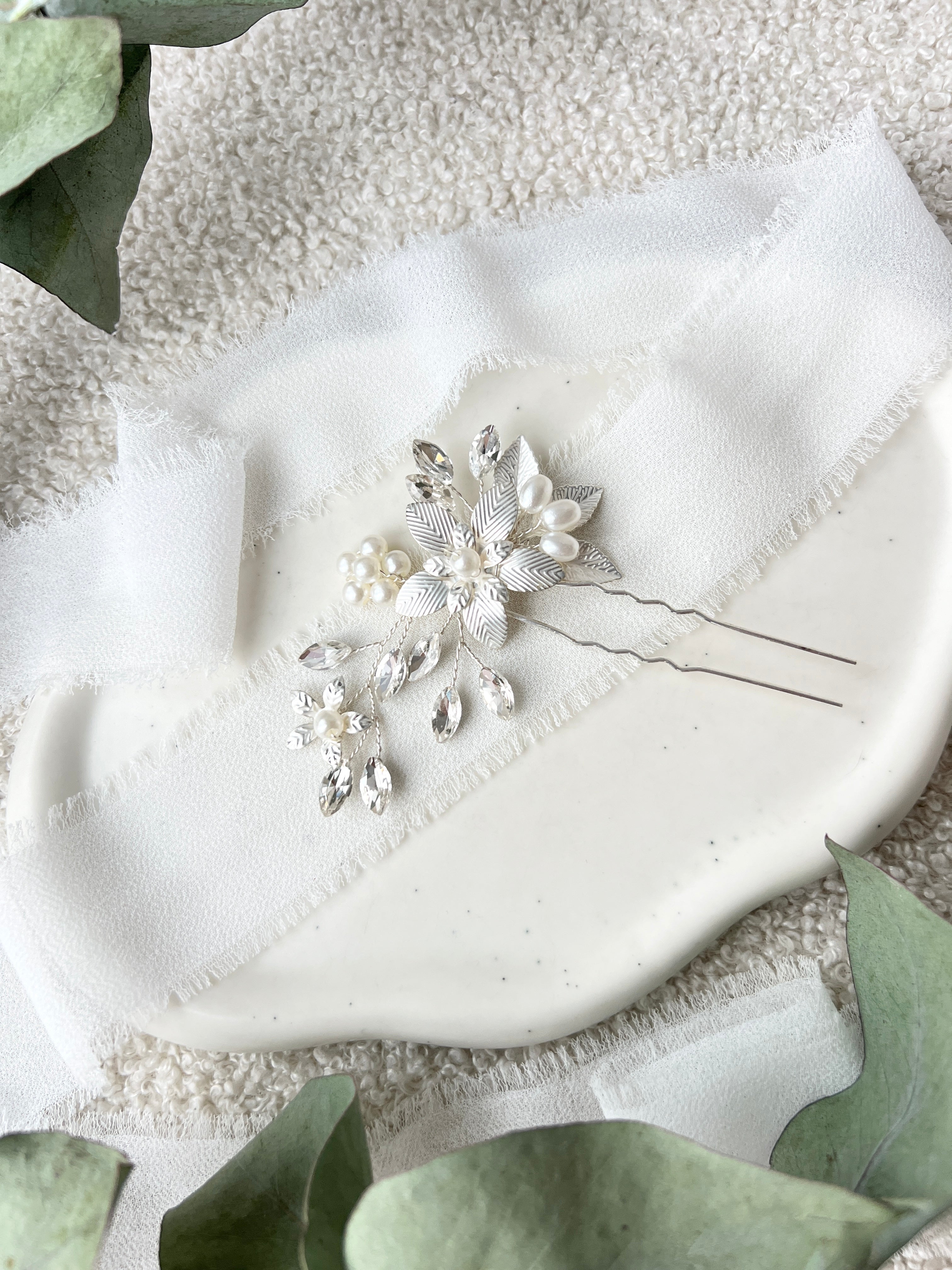 Haarschmuck, Silber, Haarnadel, weiße Perlen und Strass, Blumen