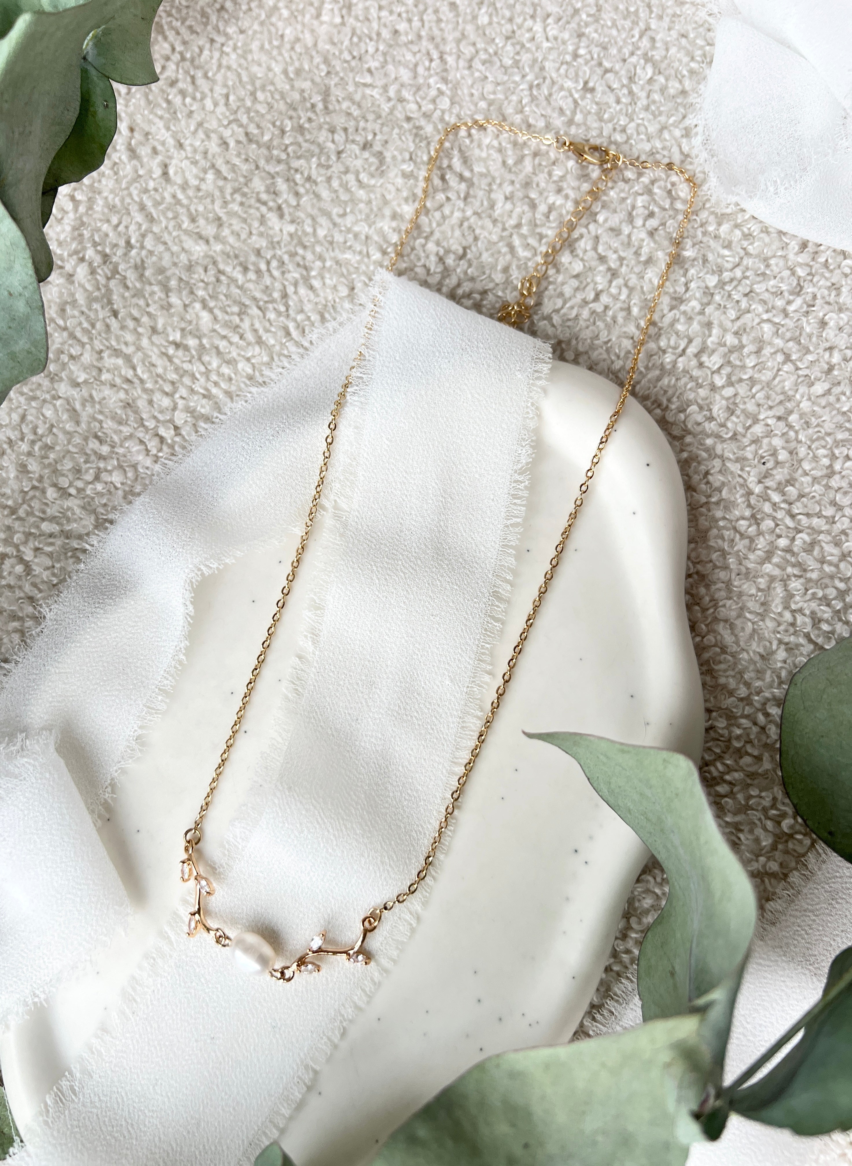 Halskette, golden mit weißer Perle, feine Perlenhalskette, zarte Blätter, kurze Kette, Brautschmuck