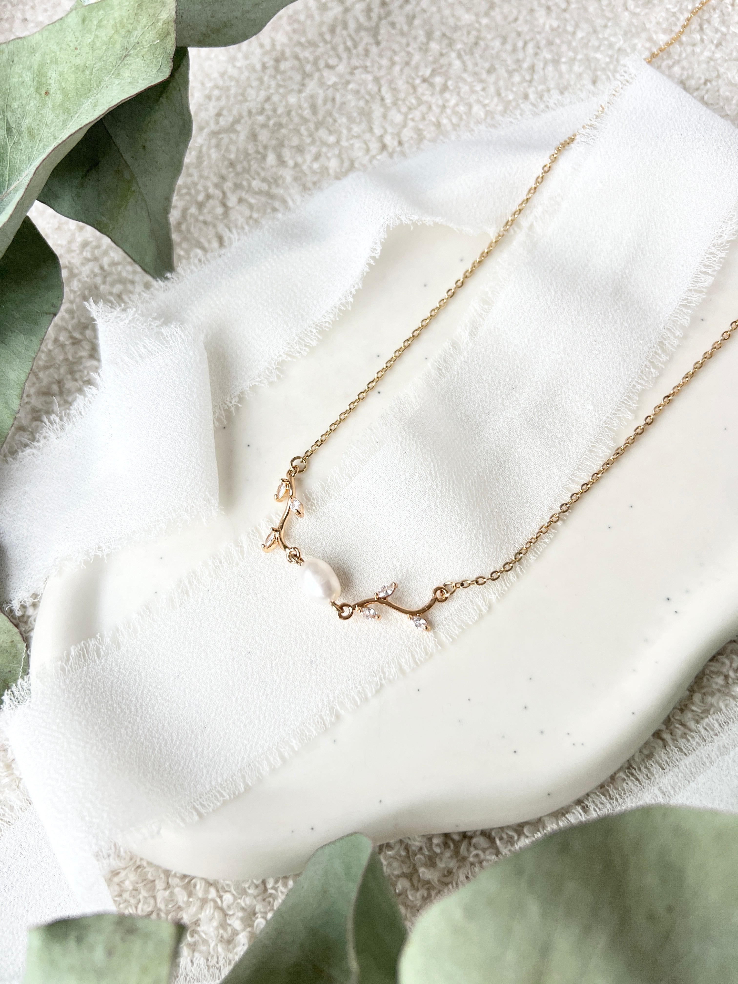 Halskette, golden mit weißer Perle, feine Perlenhalskette, zarte Blätter, kurze Kette, Brautschmuck