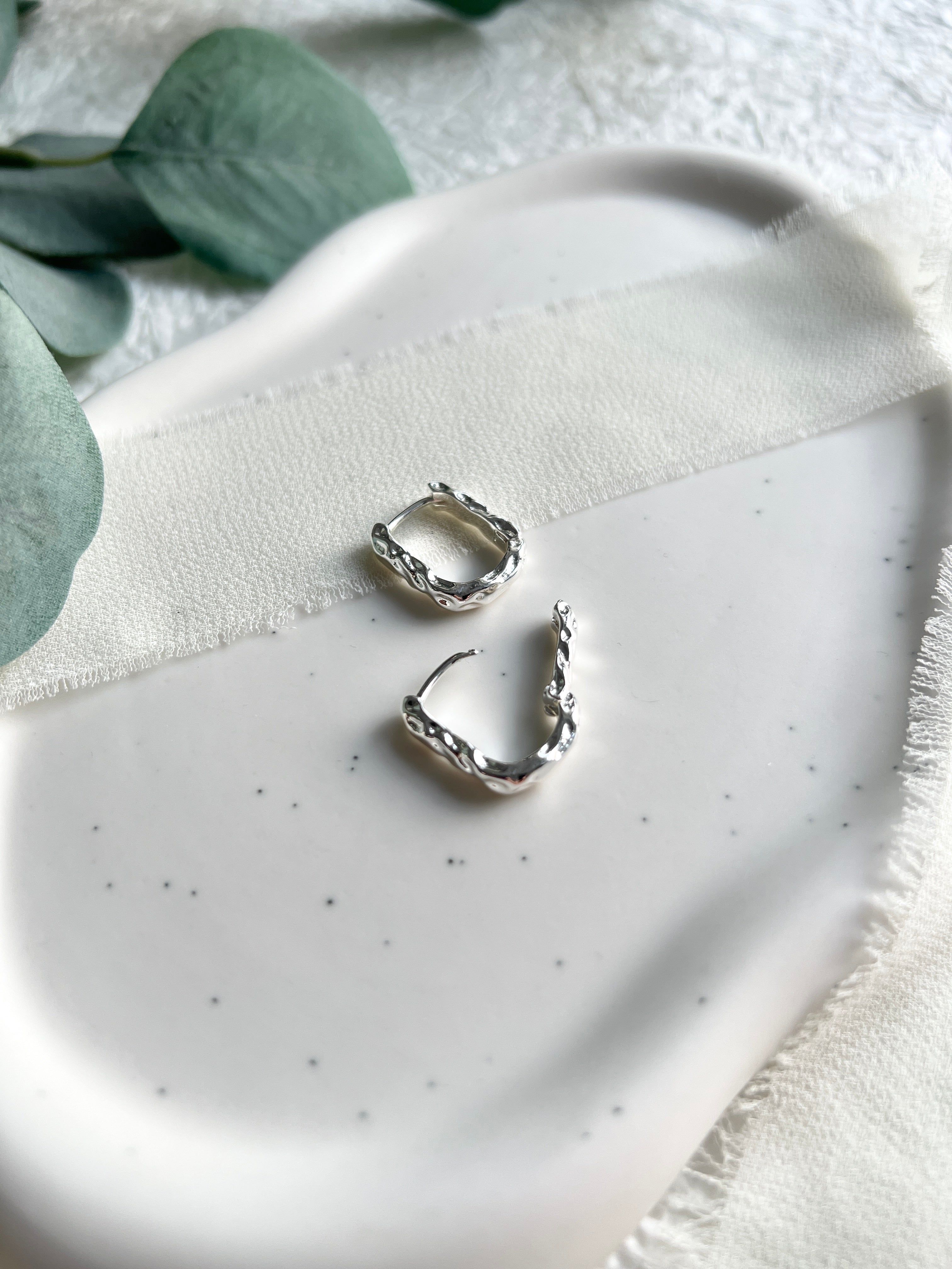 Struktur Ohrringe, Creolen, Gold oder silber, moderne Kreolen rechteckig, minimalistisch