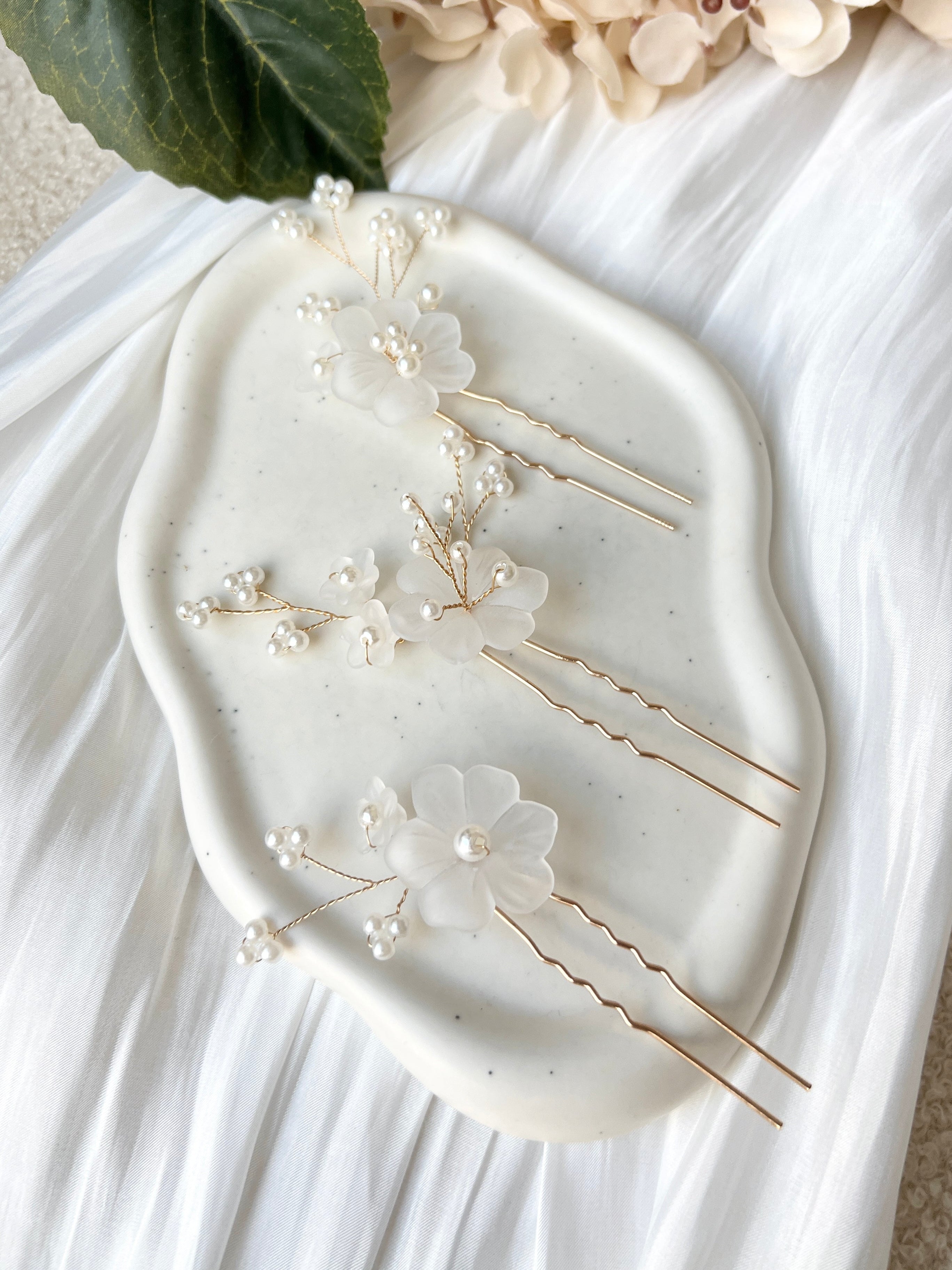 Set Brauthaarschmuck, Gold, weisse leicht transparente Blumen, zarte Perlen, Juwelierdraht, feiner Haarschmuck, Hochzeit, Perlenschmuck, Haarnadeln fuer die Braut, hochwertiger Brautschmuck, Bride to Be, Weddinginspiration, Hochzeitsschmuck, Bridalinspo, Schmuckbluete