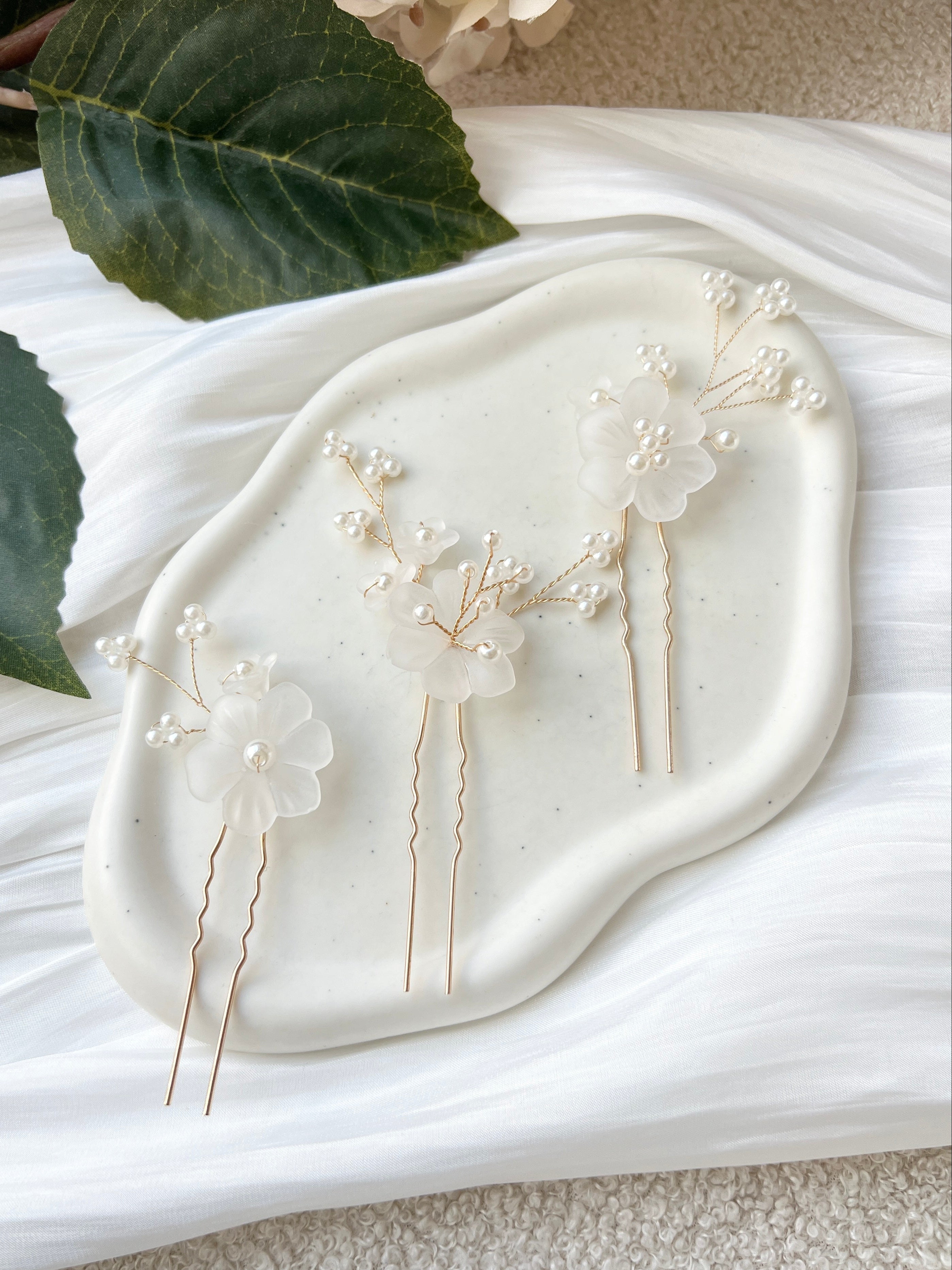 Set Brauthaarschmuck, Gold, weisse leicht transparente Blumen, zarte Perlen, Juwelierdraht, feiner Haarschmuck, Hochzeit, Perlenschmuck, Haarnadeln fuer die Braut, hochwertiger Brautschmuck, Bride to Be, Weddinginspiration, Hochzeitsschmuck, Bridalinspo, Schmuckbluete
