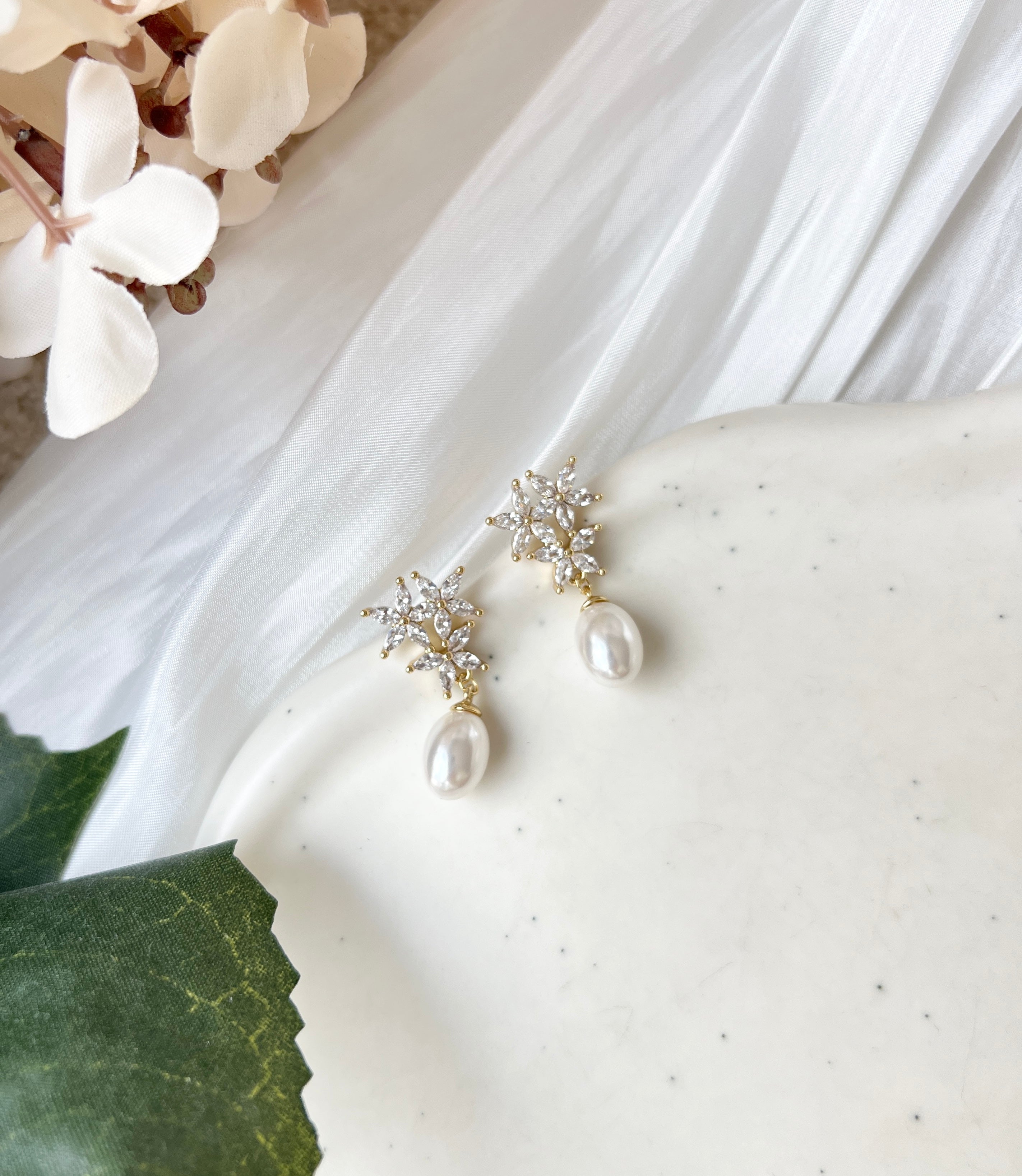 Ohrringe, Braut, funkelnde Ohrstecker in den Varianten Gold oder Silber, Perlenohrringe, Perlenschmuck, Brautohrringe, Brautschmuck, Schmuck Hochzeit, Geschenk für Sie, Brautungfer, Blumen