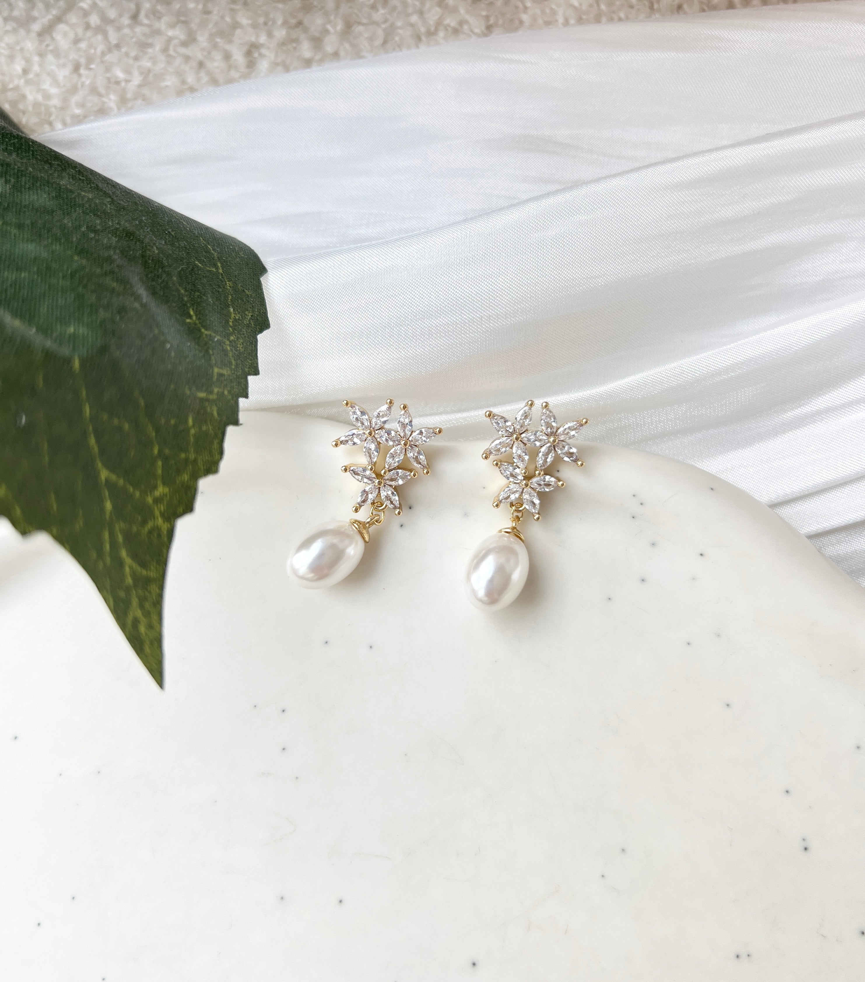 Ohrringe, Braut, funkelnde Ohrstecker in den Varianten Gold oder Silber, Perlenohrringe, Perlenschmuck, Brautohrringe, Brautschmuck, Schmuck Hochzeit, Geschenk für Sie, Brautungfer, Blumen