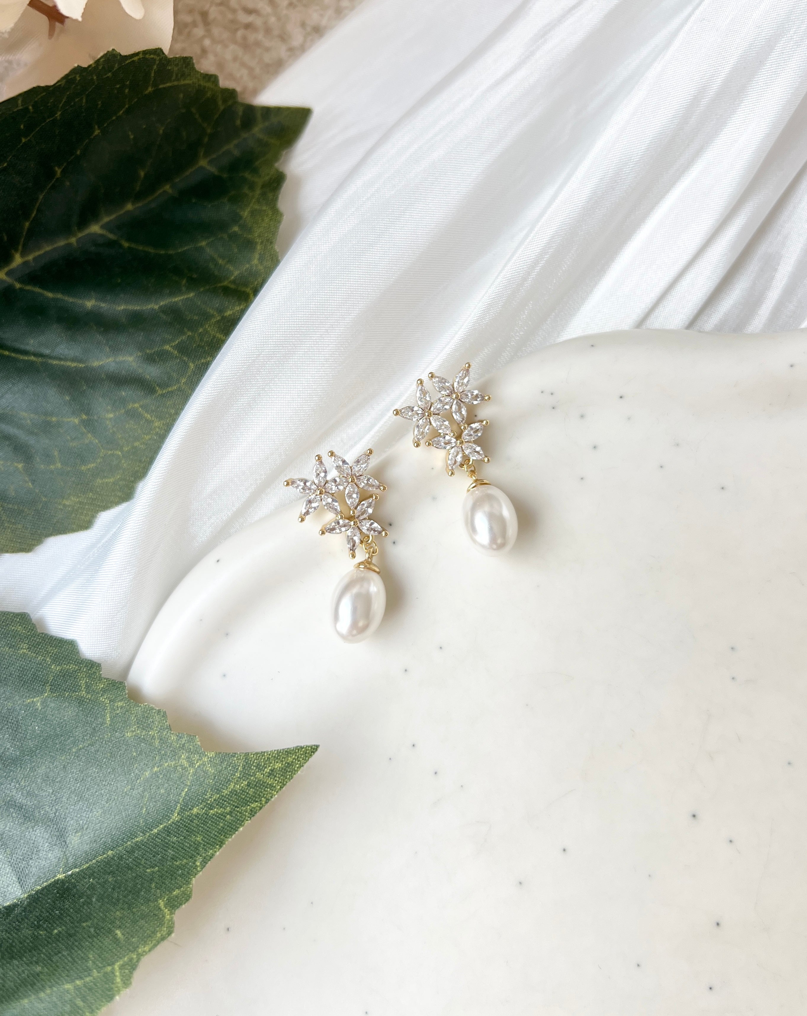 Ohrringe, Braut, funkelnde Ohrstecker in den Varianten Gold oder Silber, Perlenohrringe, Perlenschmuck, Brautohrringe, Brautschmuck, Schmuck Hochzeit, Geschenk für Sie, Brautungfer, Blumen