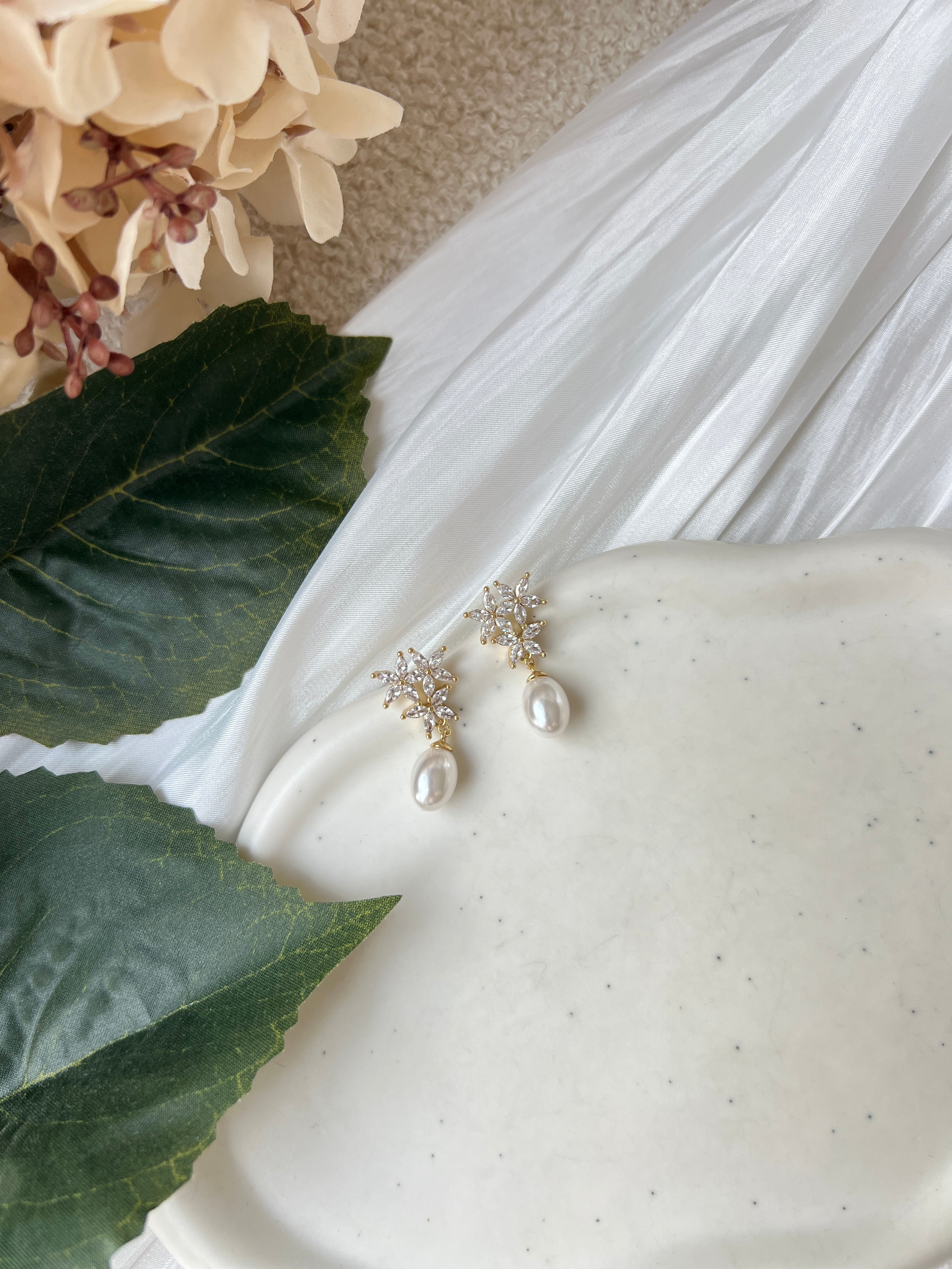 Ohrringe, Braut, funkelnde Ohrstecker in den Varianten Gold oder Silber, Perlenohrringe, Perlenschmuck, Brautohrringe, Brautschmuck, Schmuck Hochzeit, Geschenk für Sie, Brautungfer, Blumen