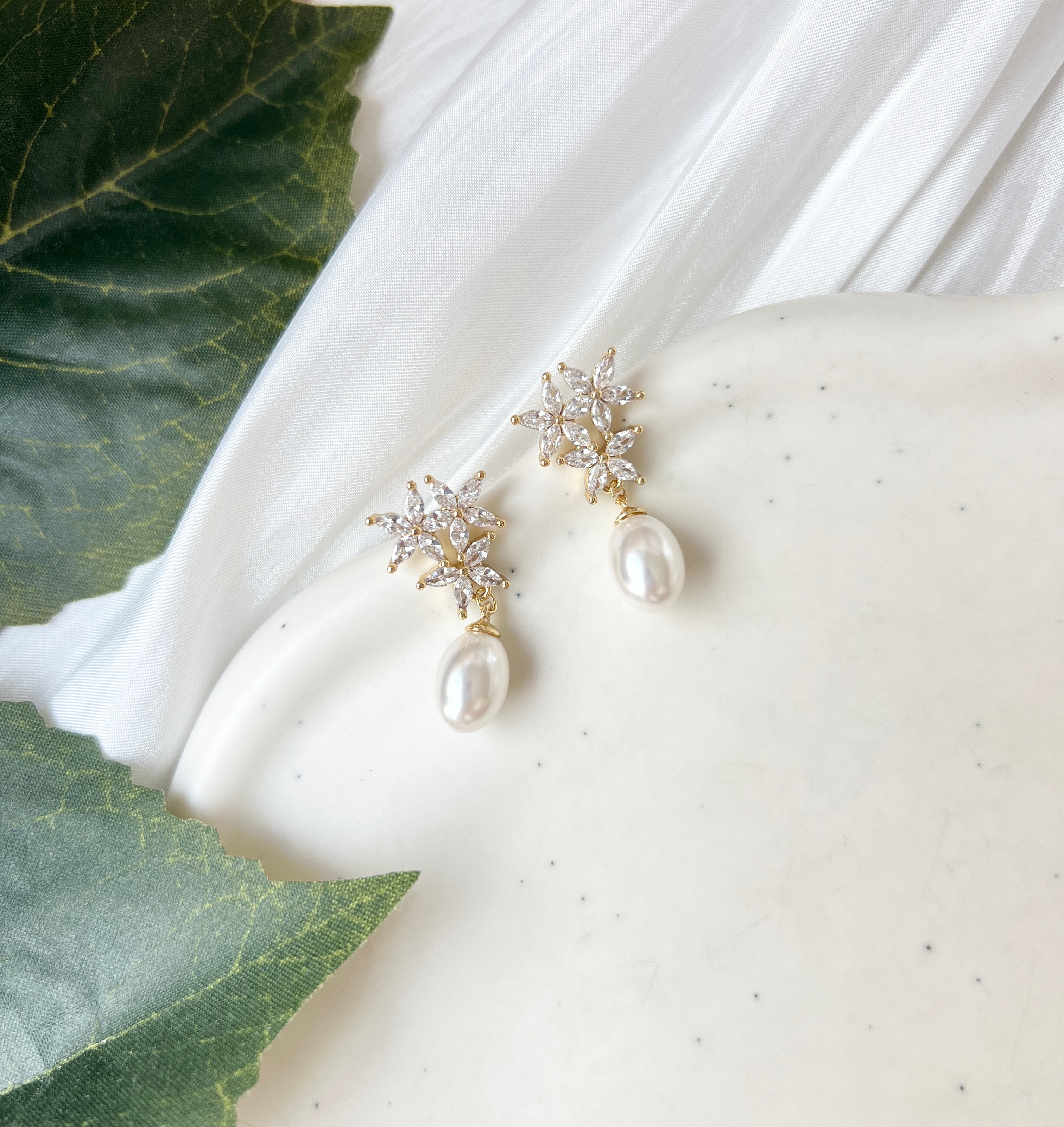 Ohrringe, Braut, funkelnde Ohrstecker in den Varianten Gold oder Silber, Perlenohrringe, Perlenschmuck, Brautohrringe, Brautschmuck, Schmuck Hochzeit, Geschenk für Sie, Brautungfer, Blumen
