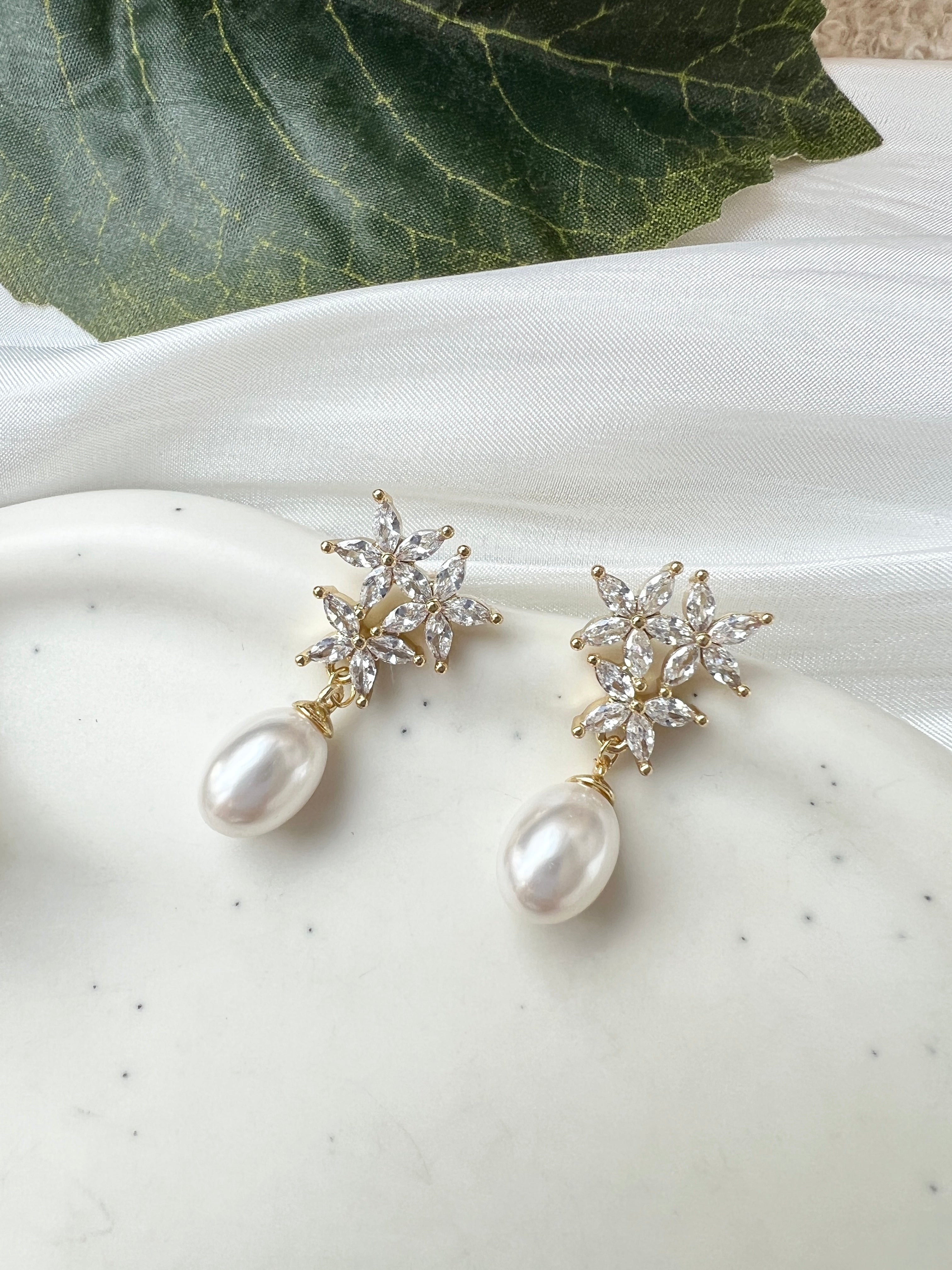 Ohrringe, Braut, funkelnde Ohrstecker in den Varianten Gold oder Silber, Perlenohrringe, Perlenschmuck, Brautohrringe, Brautschmuck, Schmuck Hochzeit, Geschenk für Sie, Brautungfer, Blumen
