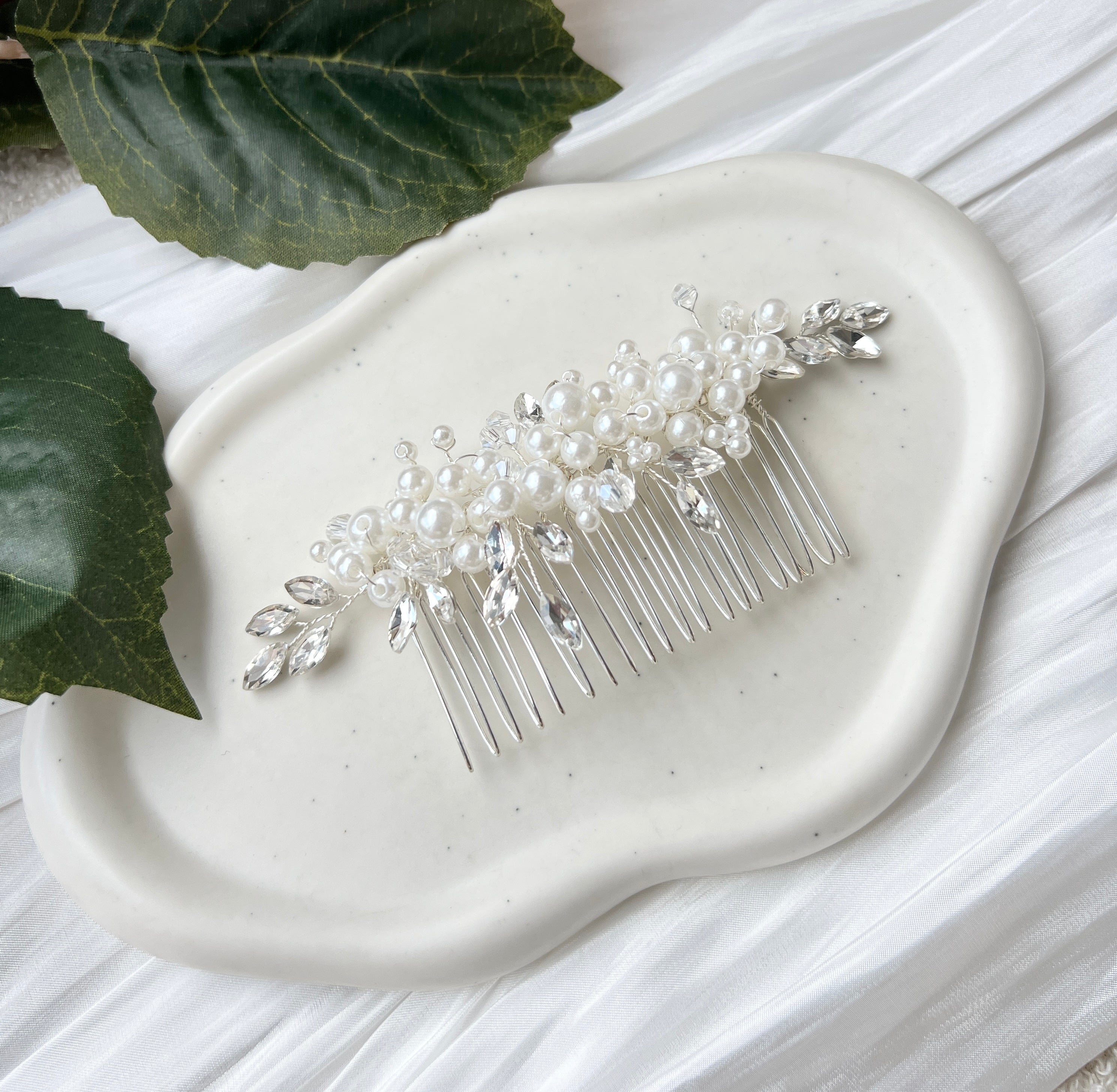 Haarschmuck - Silber, eleganter Haarkamm, weiße Perlen und silberne Strass Steine, Hochzeit, Brautschmuck