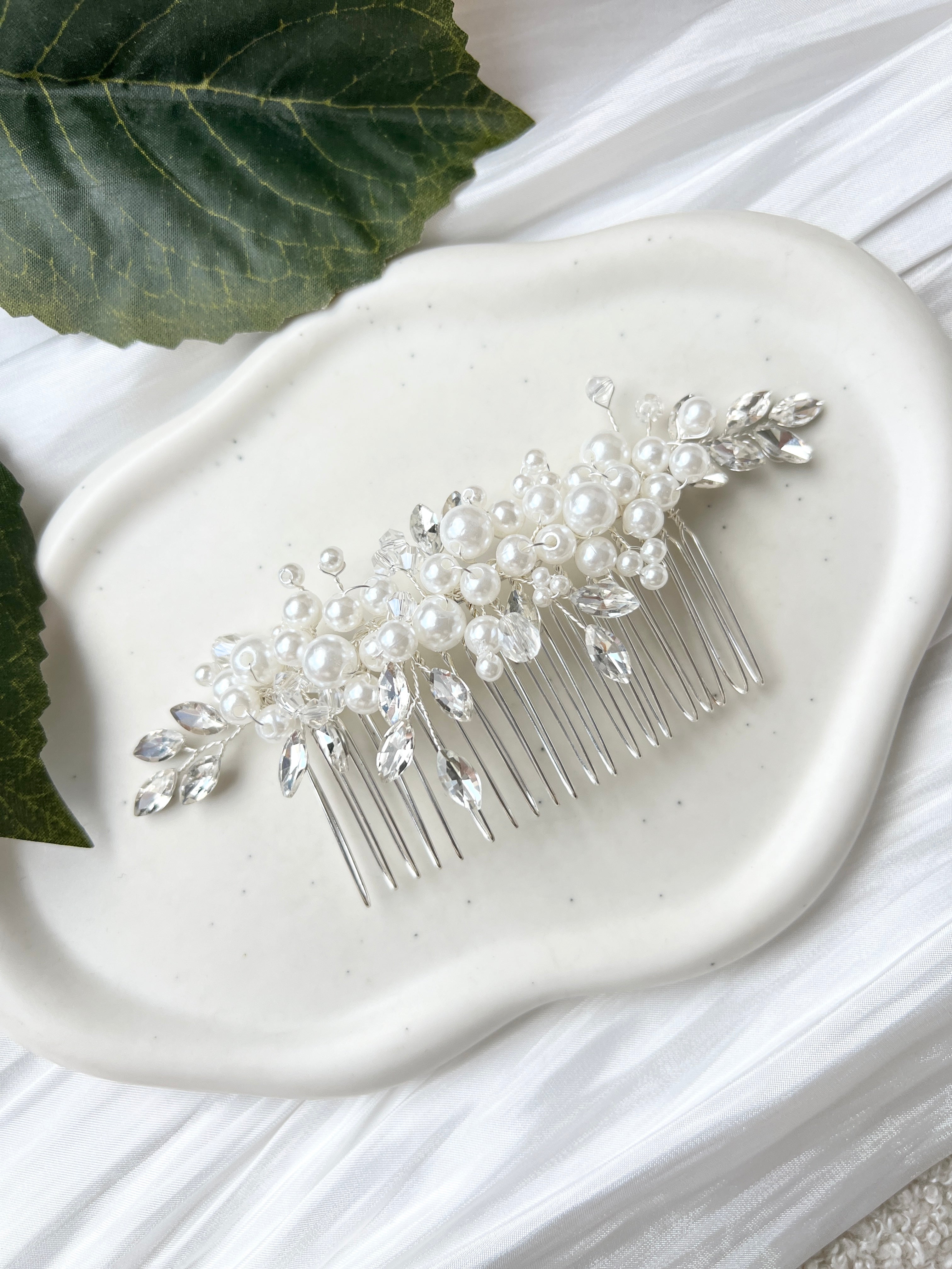Haarschmuck - Silber, eleganter Haarkamm, weiße Perlen und silberne Strass Steine, Hochzeit, Brautschmuck