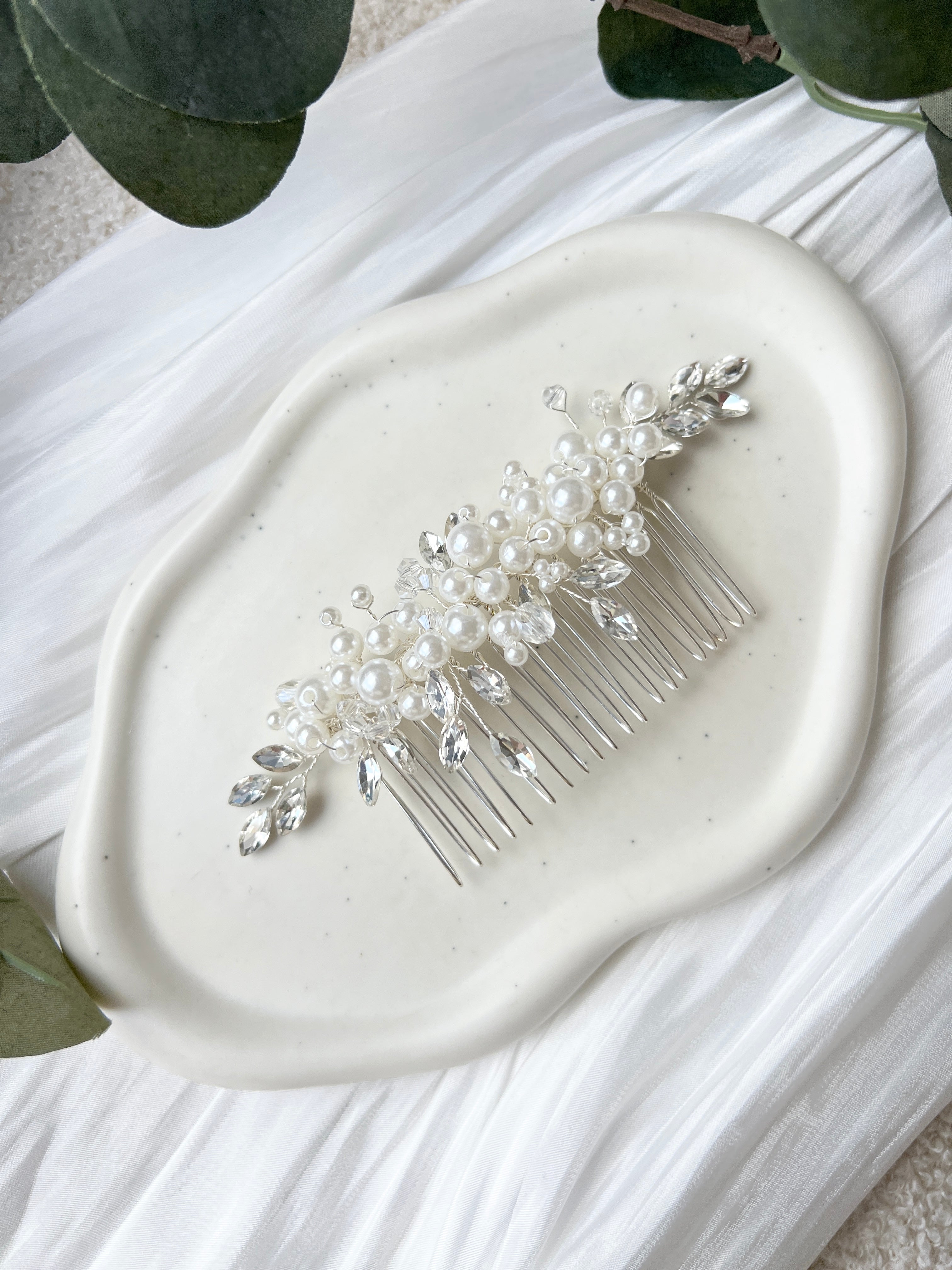 Haarschmuck - Silber, eleganter Haarkamm, weiße Perlen und silberne Strass Steine, Hochzeit, Brautschmuck