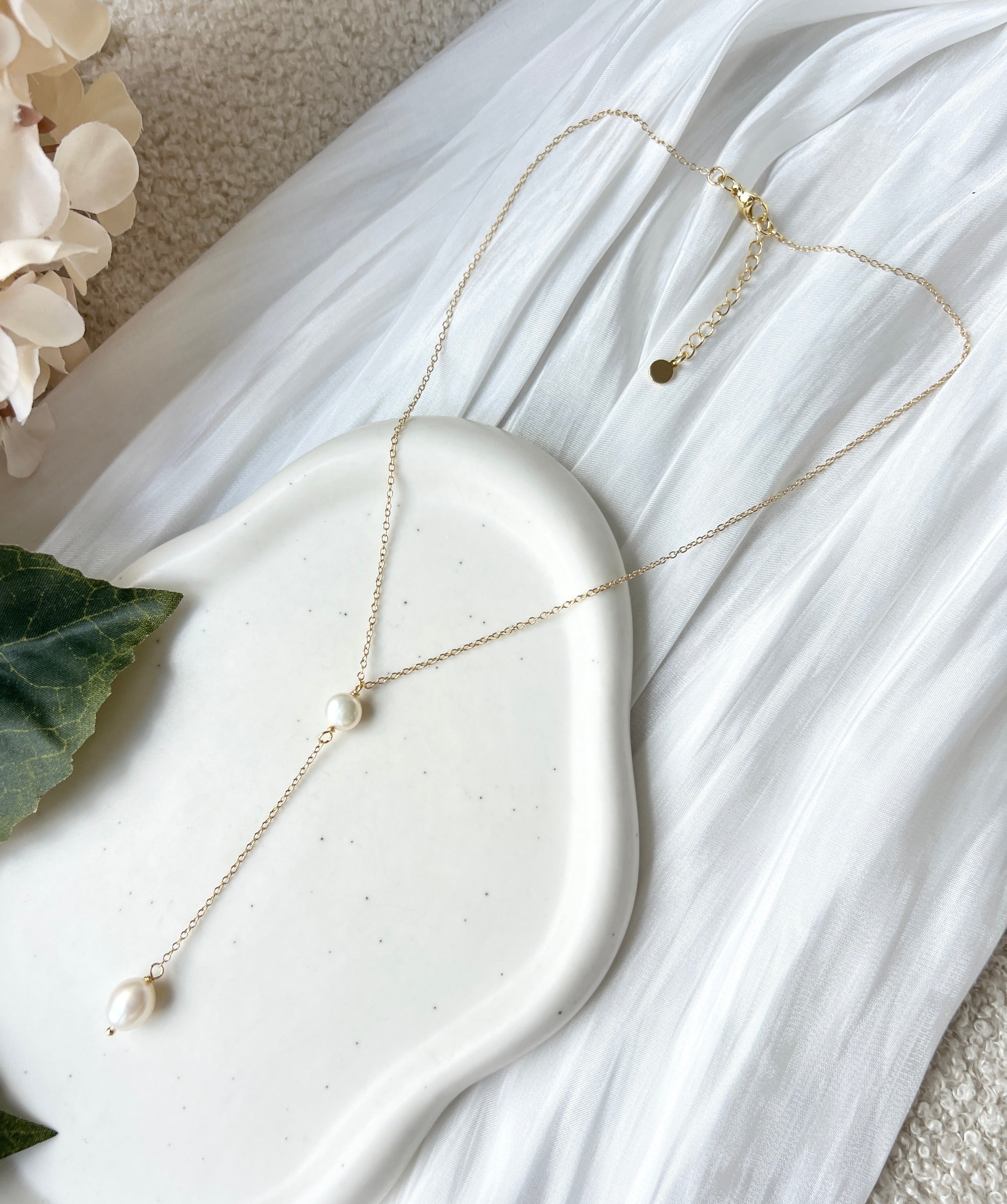 Halskette, Gold, weiße Perlen, Brautschmuck, Perlenschmuck, Kette mit Perlen, feine Perlenhalskette, Braut, Schmuckbluete