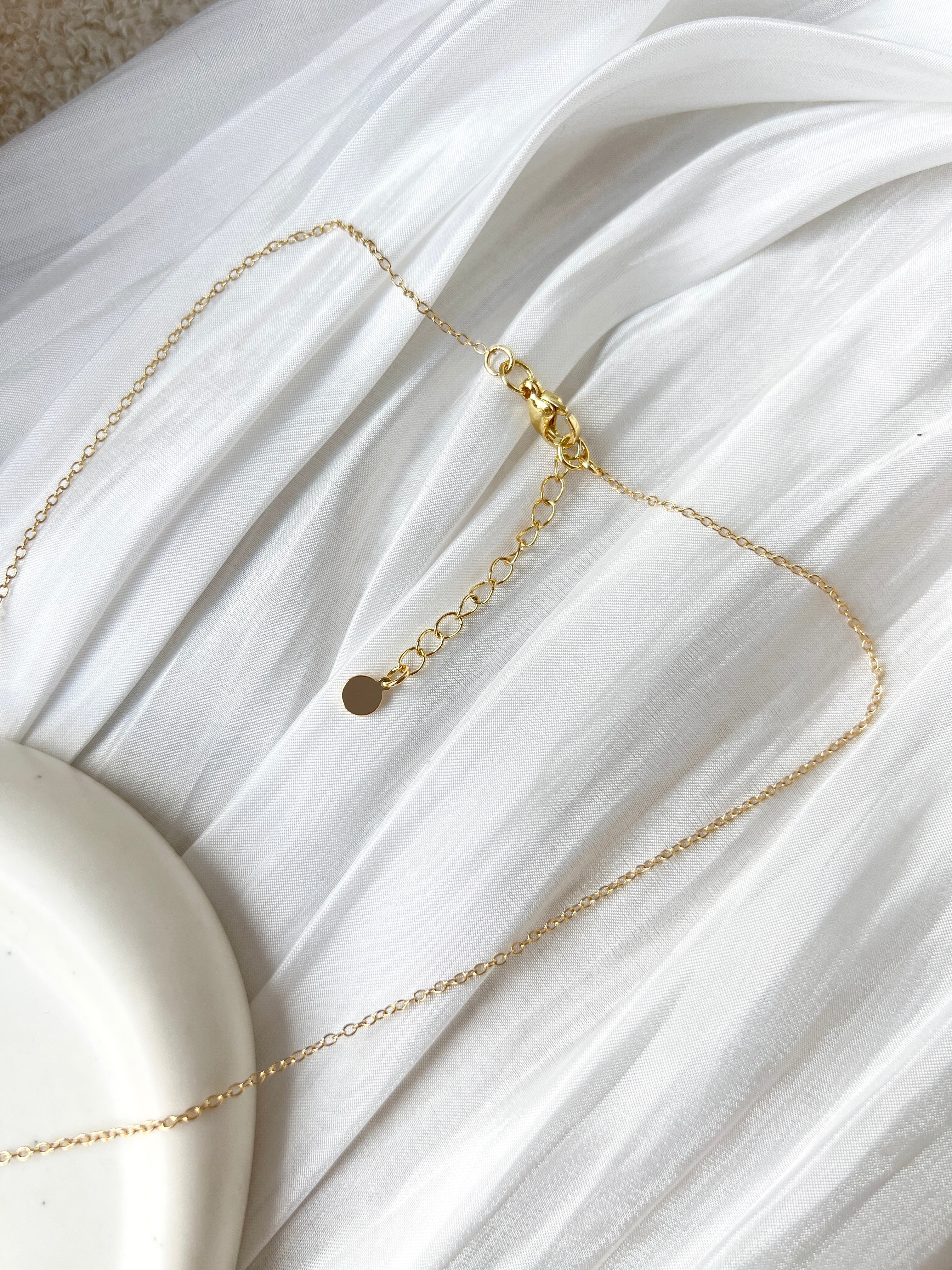 Halskette, Gold, weiße Perlen, Brautschmuck, Perlenschmuck, Kette mit Perlen, feine Perlenhalskette, Braut, Schmuckbluete