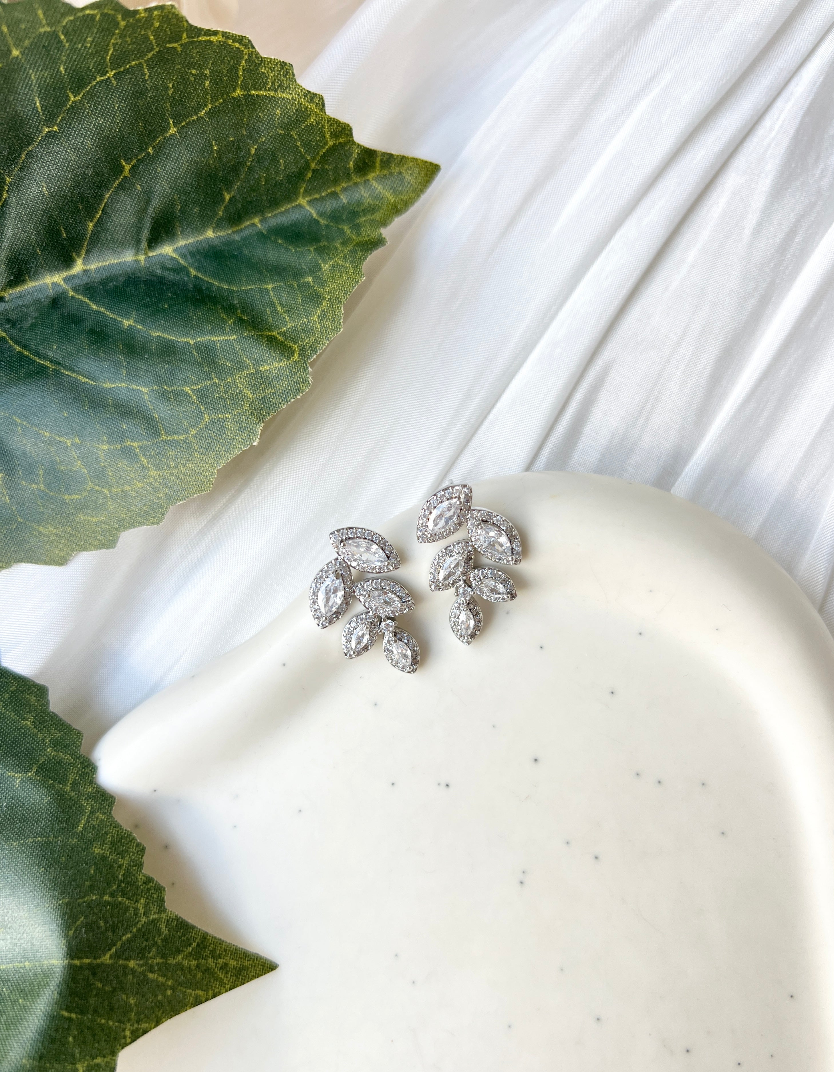 Ohrstecker, Silber, Blaetterform, floral, Brautohrringe, Brautschmuck Hochzeit, Ohrringe für die Brautjungfer, funkelnde Ohrringe