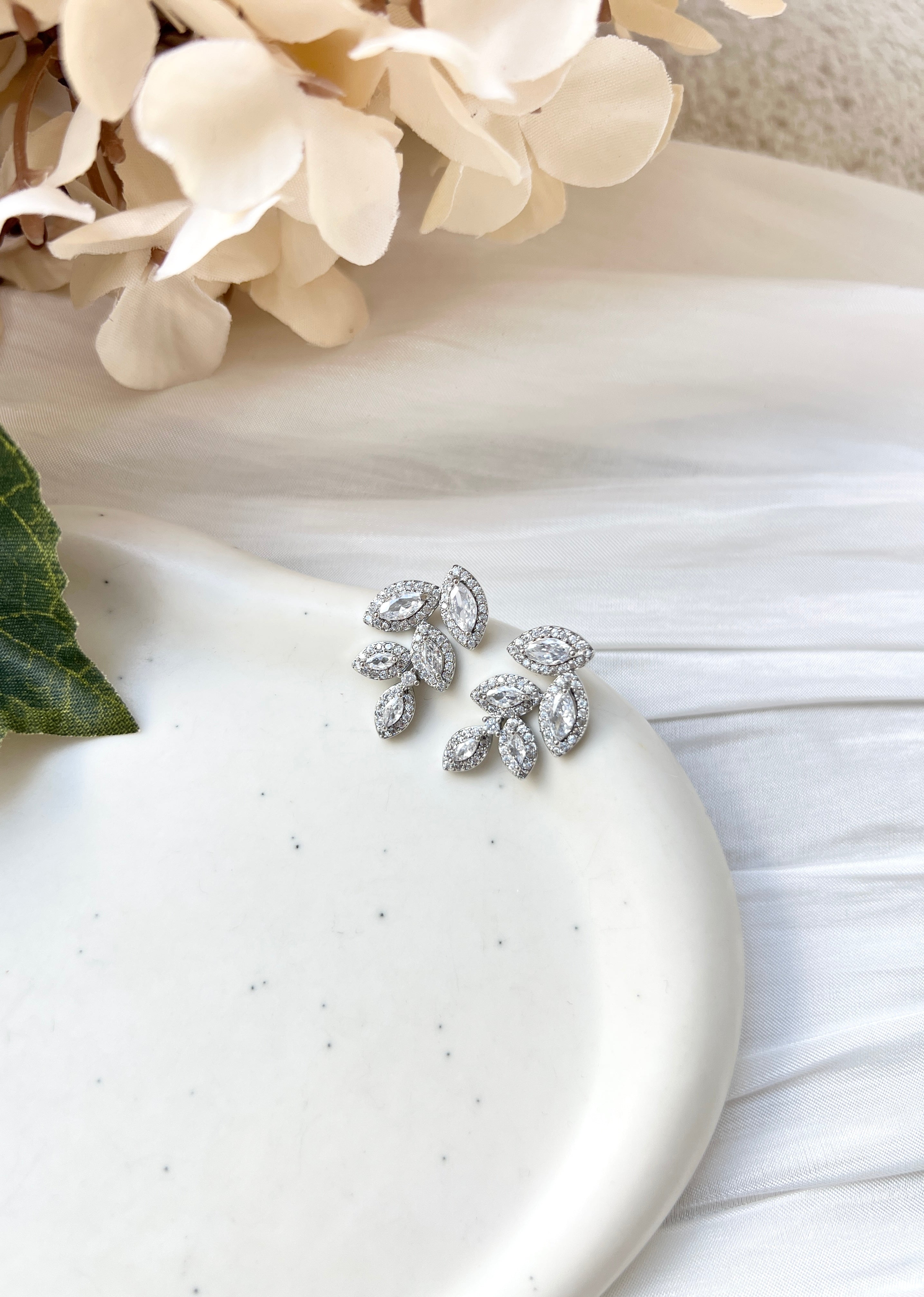 Ohrstecker, Silber, Blaetterform, floral, Brautohrringe, Brautschmuck Hochzeit, Ohrringe für die Brautjungfer, funkelnde Ohrringe