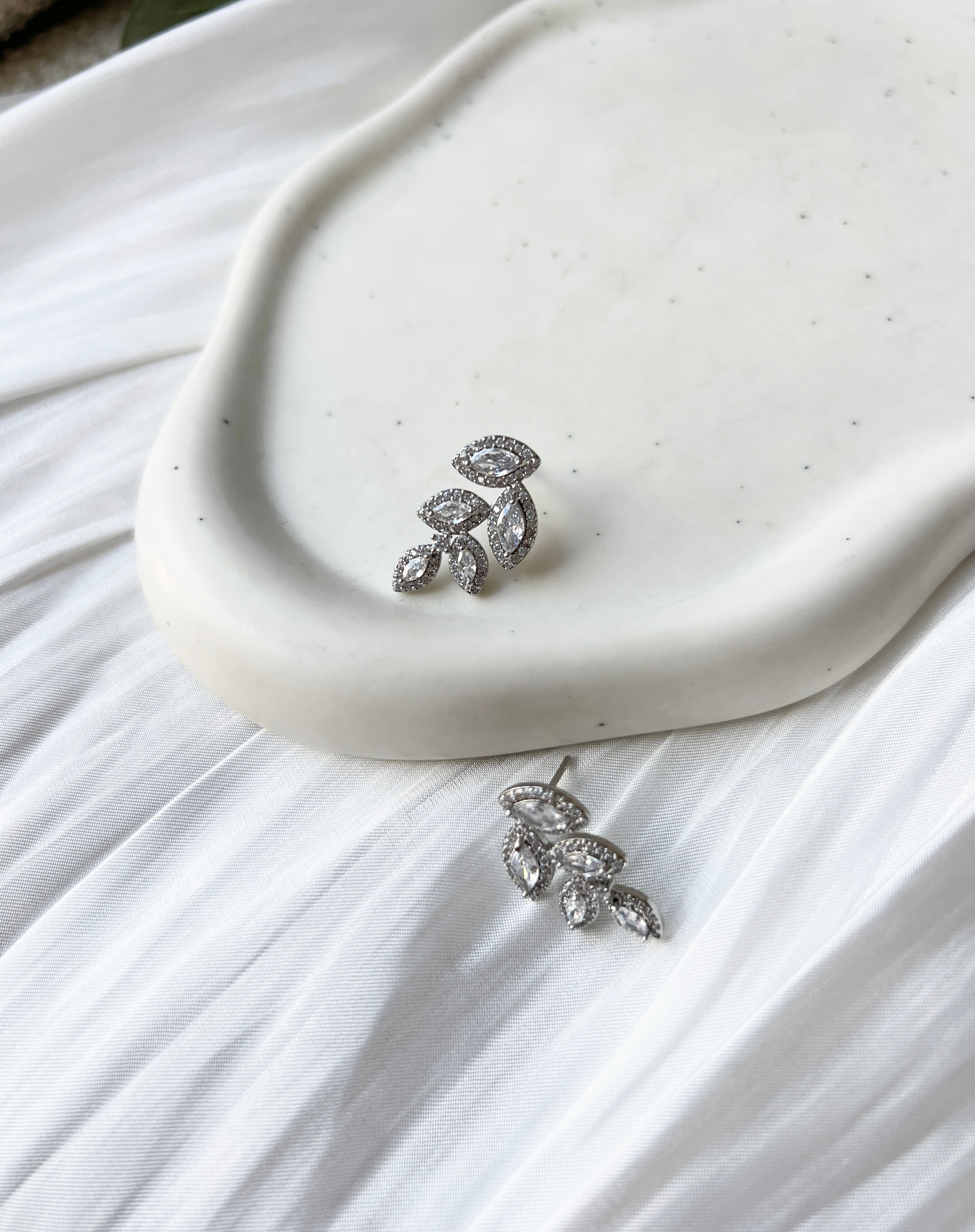 Ohrstecker, Silber, Blaetterform, floral, Brautohrringe, Brautschmuck Hochzeit, Ohrringe für die Brautjungfer, funkelnde Ohrringe