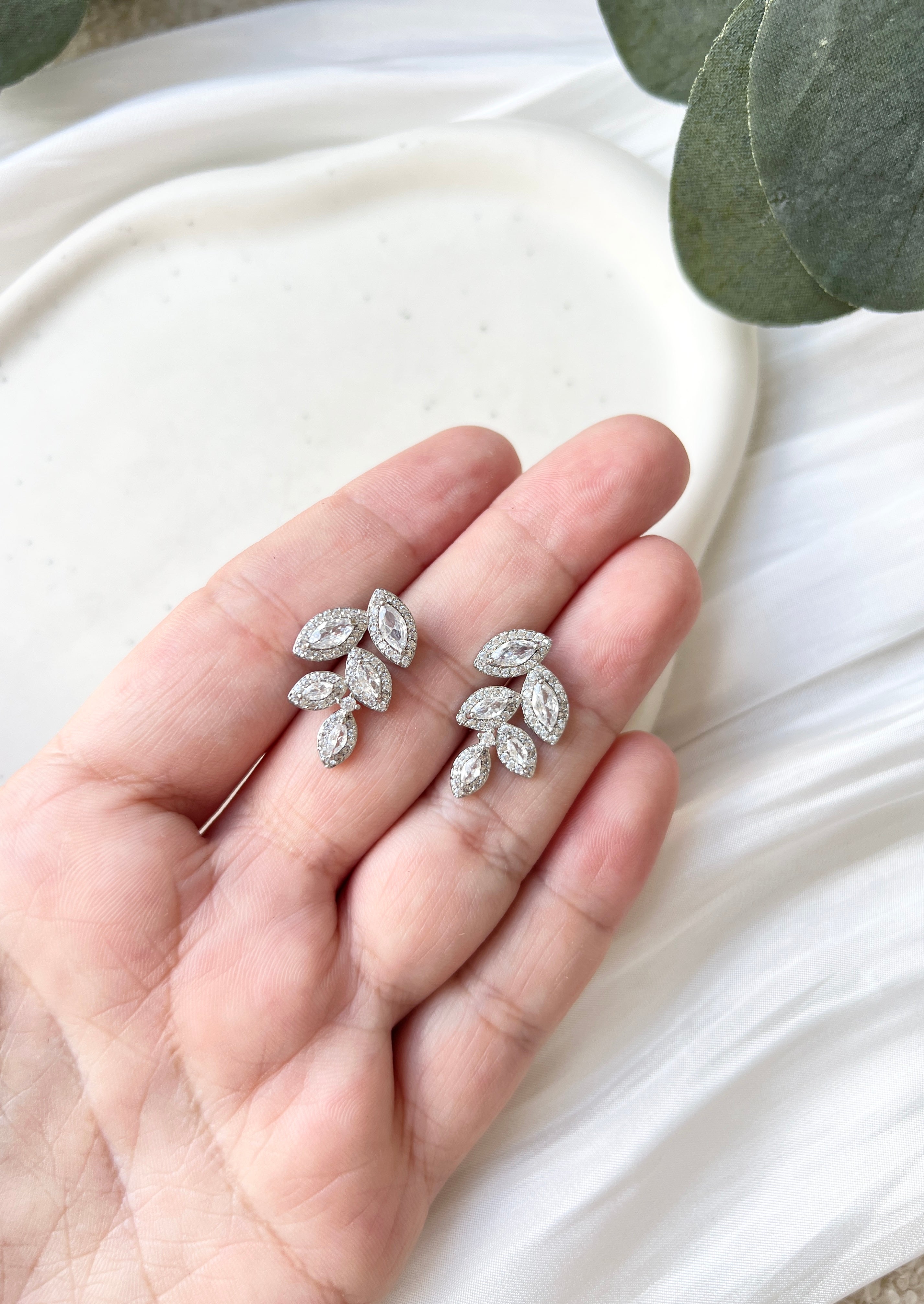 Ohrstecker, Silber, Blaetterform, floral, Brautohrringe, Brautschmuck Hochzeit, Ohrringe für die Brautjungfer, funkelnde Ohrringe