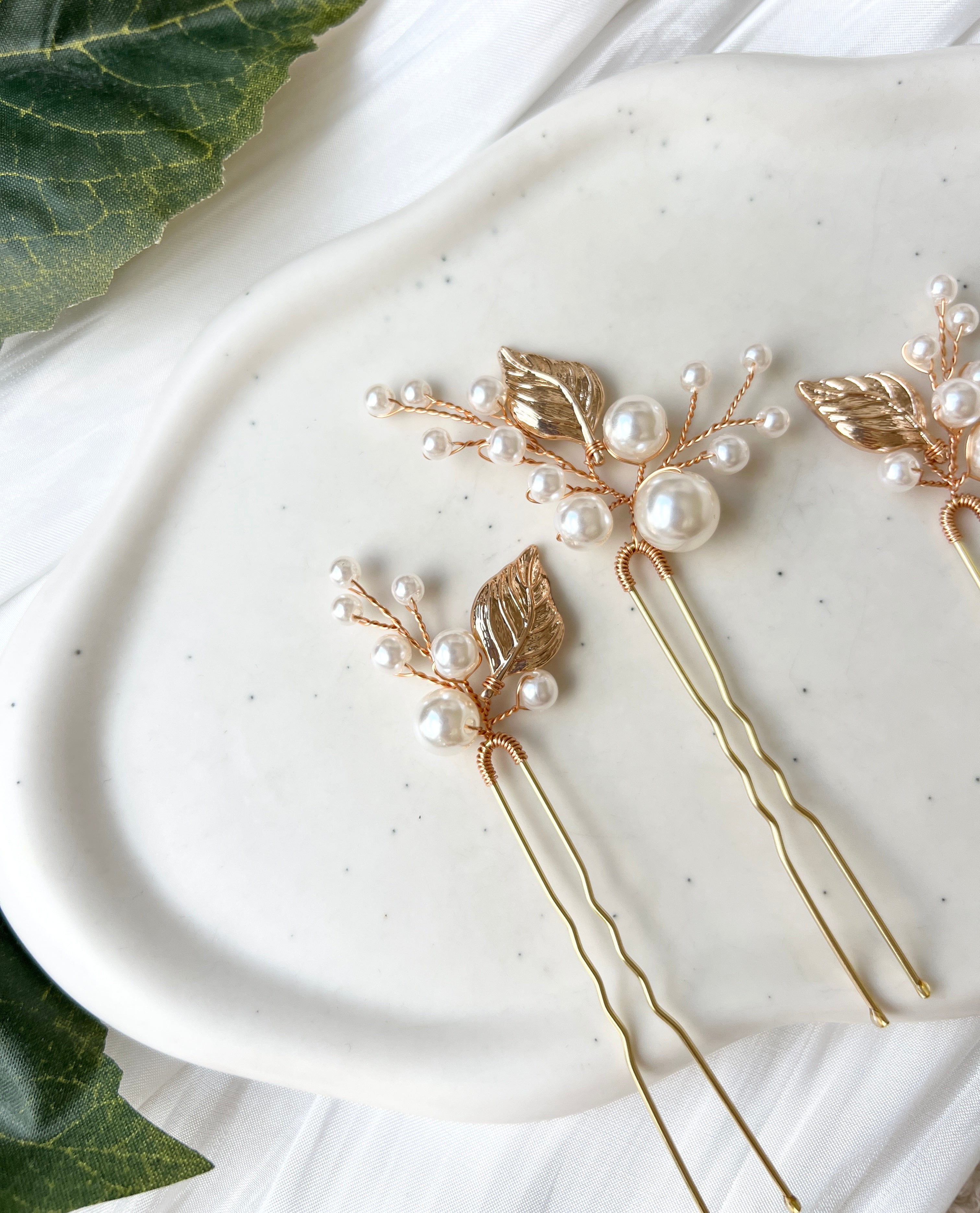 Haarnadeln, Gold, Haarschmuck Set, weiße Perlen und goldene Blätter, Brautschmuck, Brauthaarschmuck, Perlenschmuck, Schmuck Hochzeit
