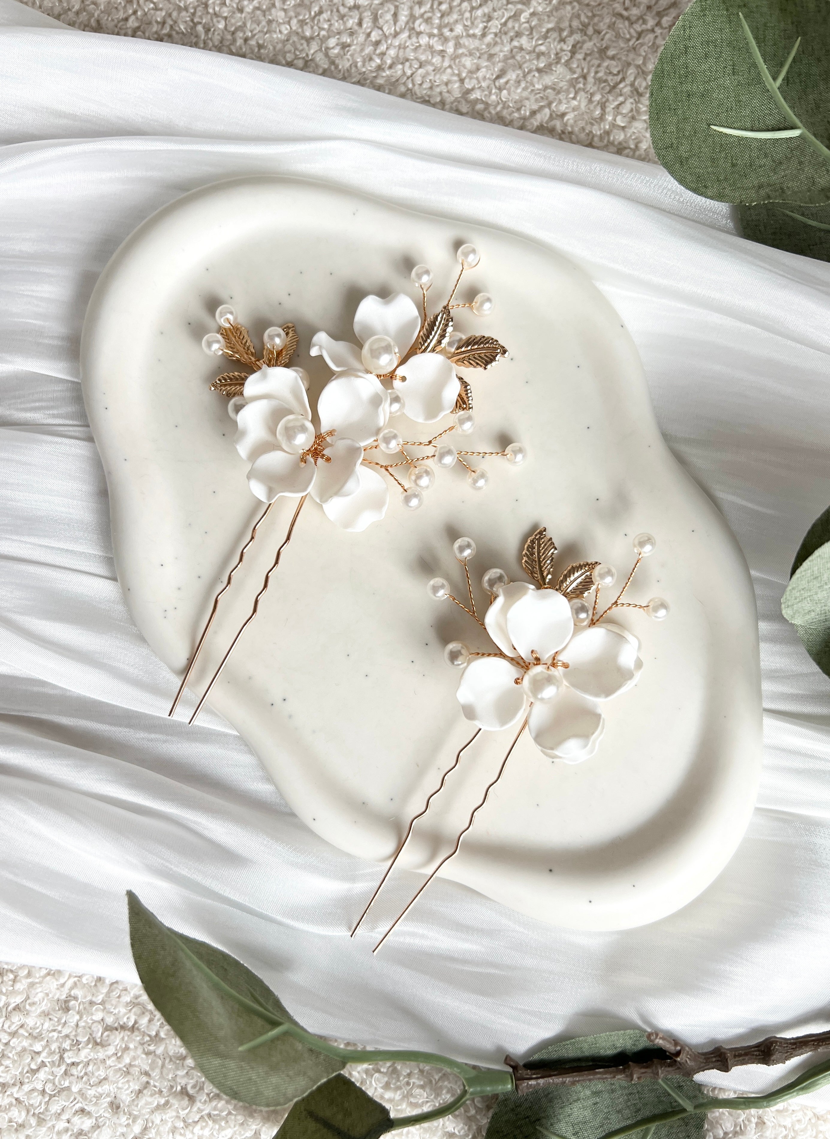 Haarnadeln, Set 2 Stueck, weisse Perlen, Brautschmuck, Haarschmuck mit weissen Blumen und goldenen Blättern, Brauthaarschmuck mit Blueten, Perlenschmuck für die Braut, Brautjungfer, Trauzeugin, Brautfrisur Zubehoer, Schmuckbluete
