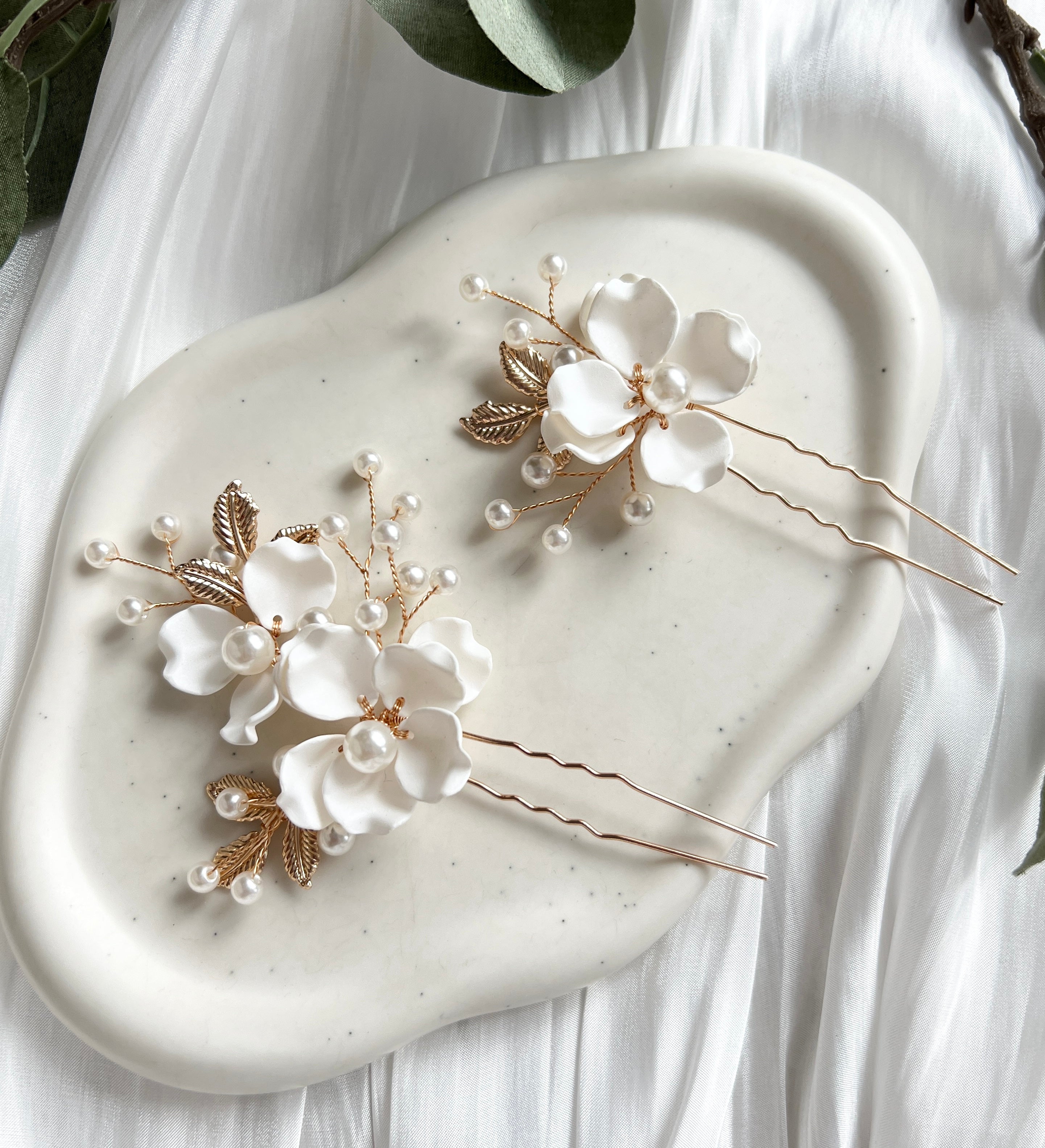 Haarnadeln, Set 2 Stueck, weisse Perlen, Brautschmuck, Haarschmuck mit weissen Blumen und goldenen Blättern, Brauthaarschmuck mit Blueten, Perlenschmuck für die Braut, Brautjungfer, Trauzeugin, Brautfrisur Zubehoer, Schmuckbluete