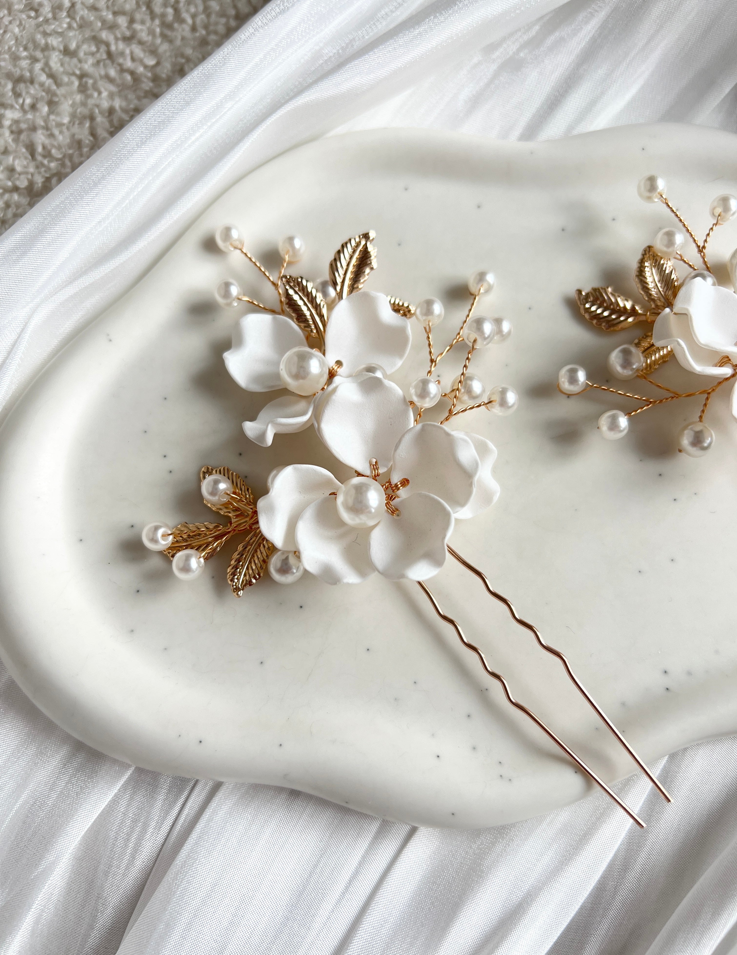Haarnadeln, Set 2 Stueck, weisse Perlen, Brautschmuck, Haarschmuck mit weissen Blumen und goldenen Blättern, Brauthaarschmuck mit Blueten, Perlenschmuck für die Braut, Brautjungfer, Trauzeugin, Brautfrisur Zubehoer, Schmuckbluete