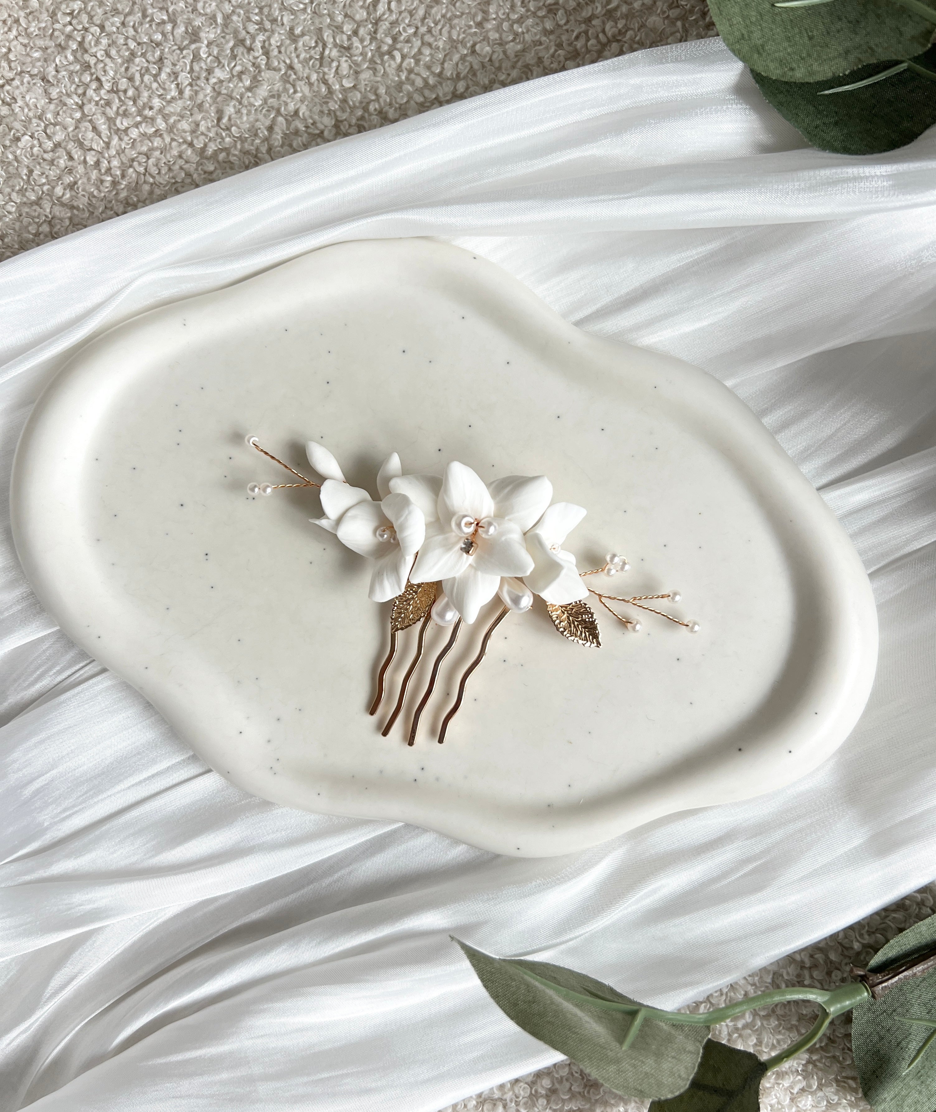 Haarkamm, weiße Blüten, Brautschmuck, Brauthaarschmuck mit zarten Perlen, Perlenschmuck, Haarspange, Brautfrisur, Schmuck, Hochzeit