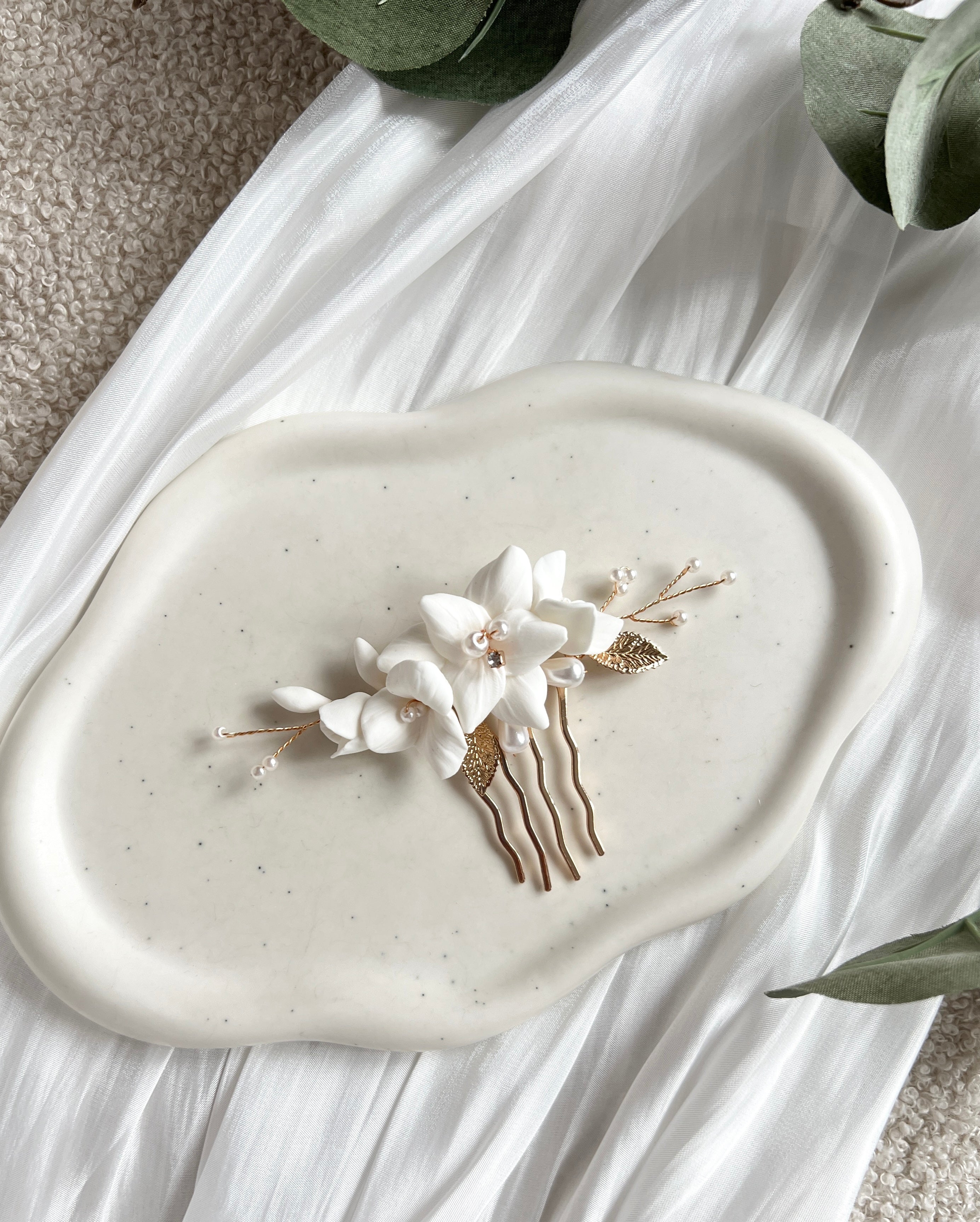 Haarkamm, weiße Blüten, Brautschmuck, Brauthaarschmuck mit zarten Perlen, Perlenschmuck, Haarspange, Brautfrisur, Schmuck, Hochzeit
