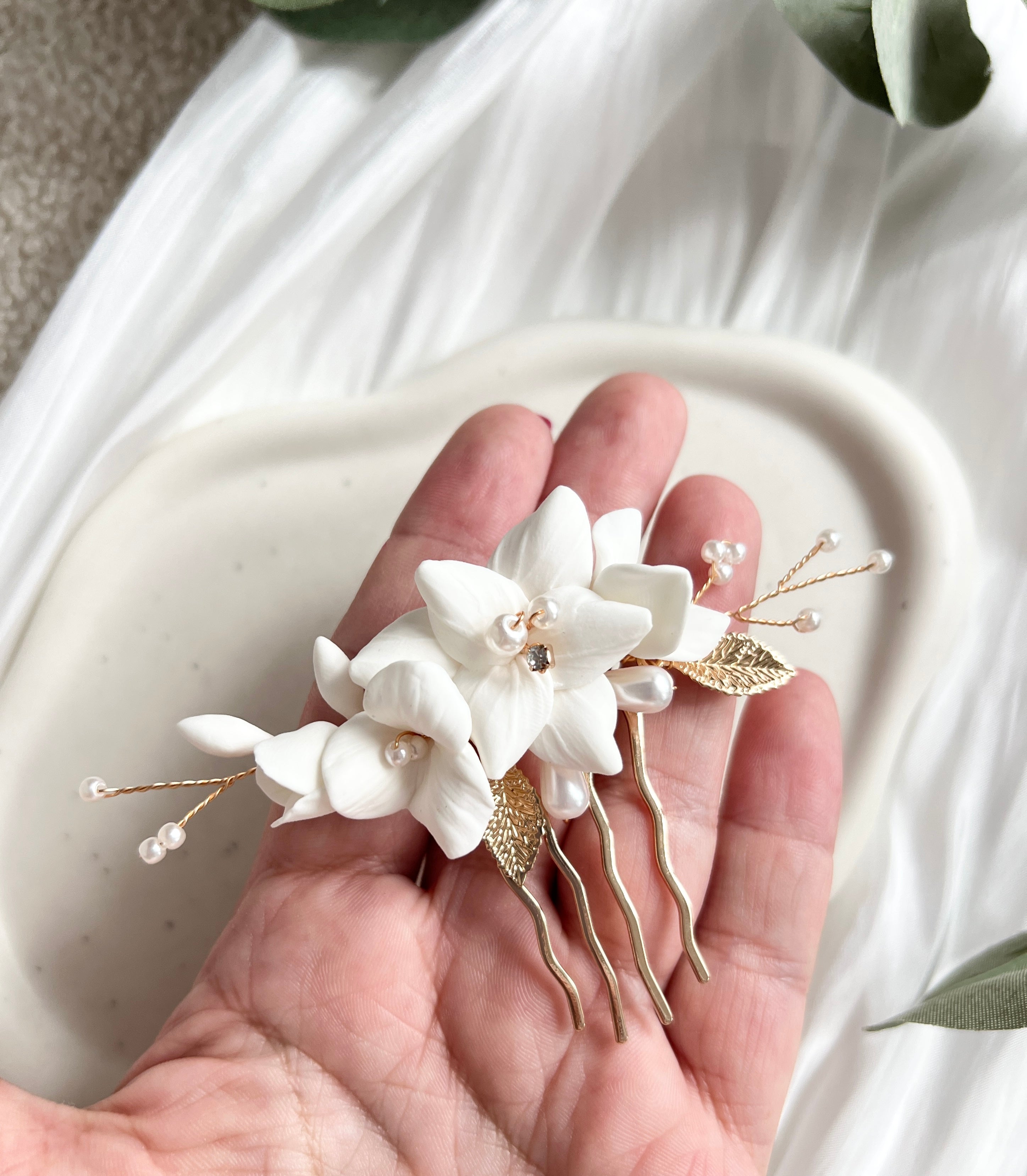 Haarkamm, weiße Blüten, Brautschmuck, Brauthaarschmuck mit zarten Perlen, Perlenschmuck, Haarspange, Brautfrisur, Schmuck, Hochzeit