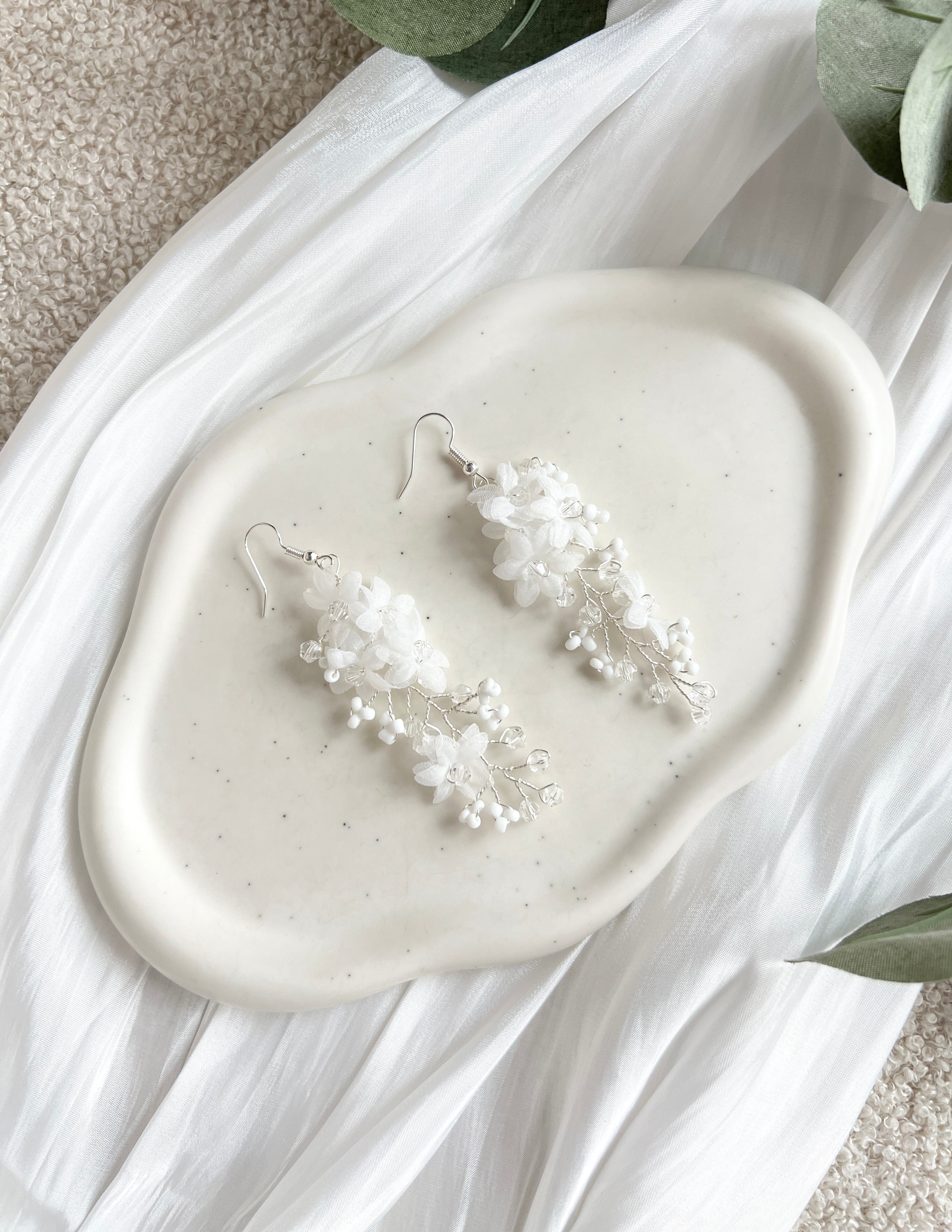 Brautohrringe, Silber und Weiß, Hängeohrringe mit weißen und transparenten Perlen, feine Perlenohrringe, Blüten aus weißem Softtüll, Schmuck für die Hochzeit, Perlenschmuck Ohrringe für das Standesamt, Brautmode, Schmuckbluete