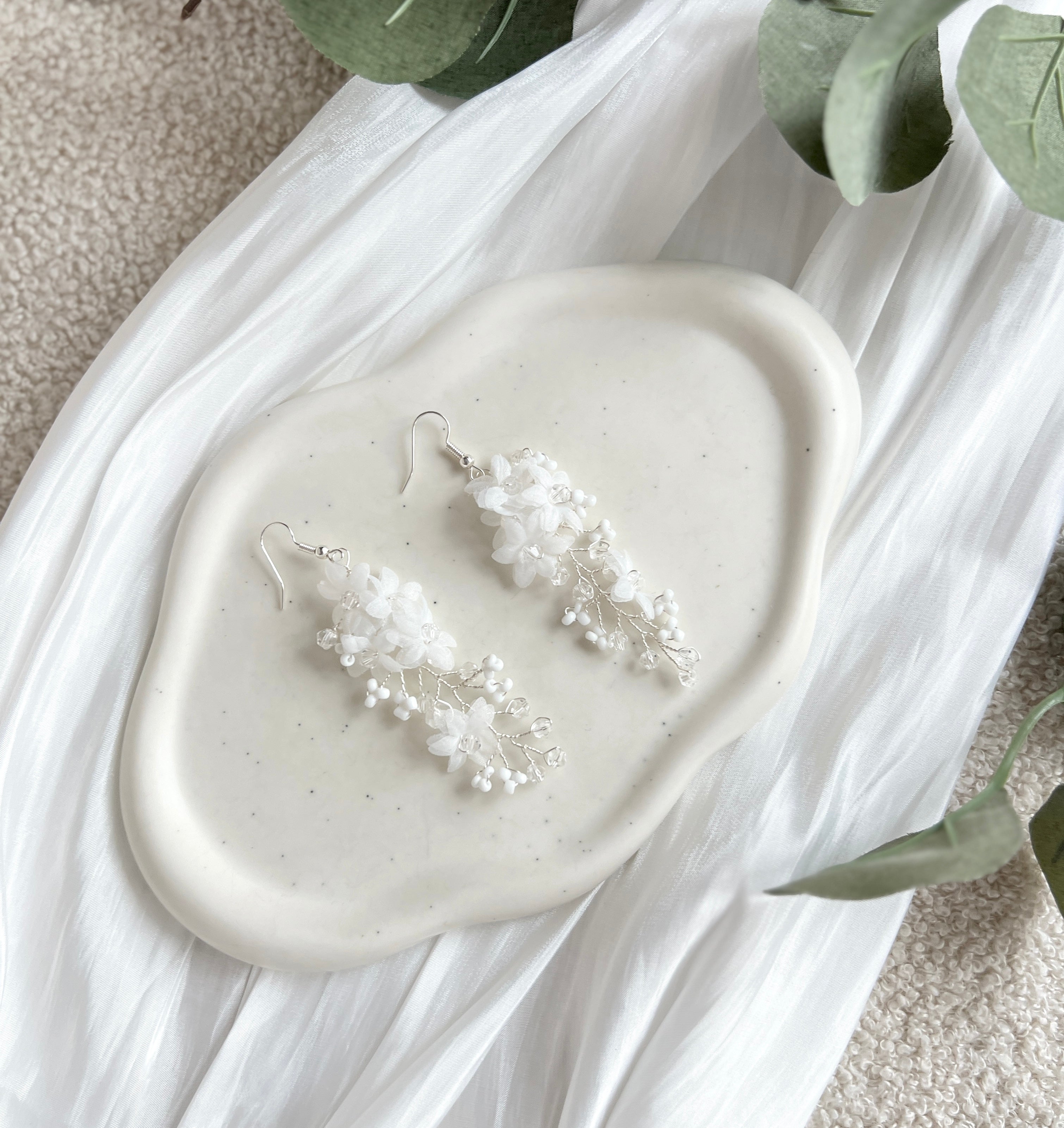 Brautohrringe, Silber und Weiß, Hängeohrringe mit weißen und transparenten Perlen, feine Perlenohrringe, Blüten aus weißem Softtüll, Schmuck für die Hochzeit, Perlenschmuck Ohrringe für das Standesamt, Brautmode, Schmuckbluete