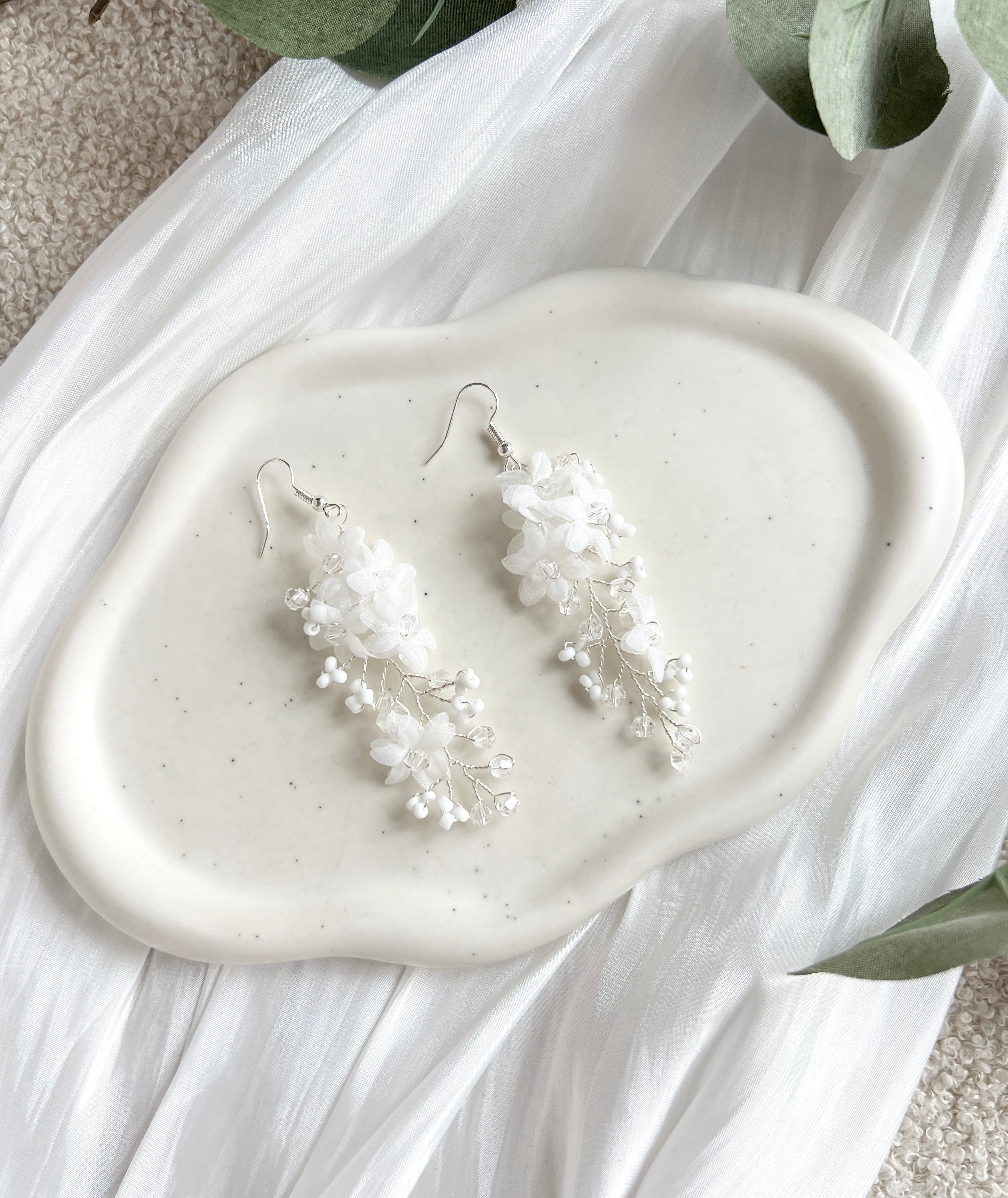 Brautohrringe, Silber und Weiß, Hängeohrringe mit weißen und transparenten Perlen, feine Perlenohrringe, Blüten aus weißem Softtüll, Schmuck für die Hochzeit, Perlenschmuck Ohrringe für das Standesamt, Brautmode, Schmuckbluete