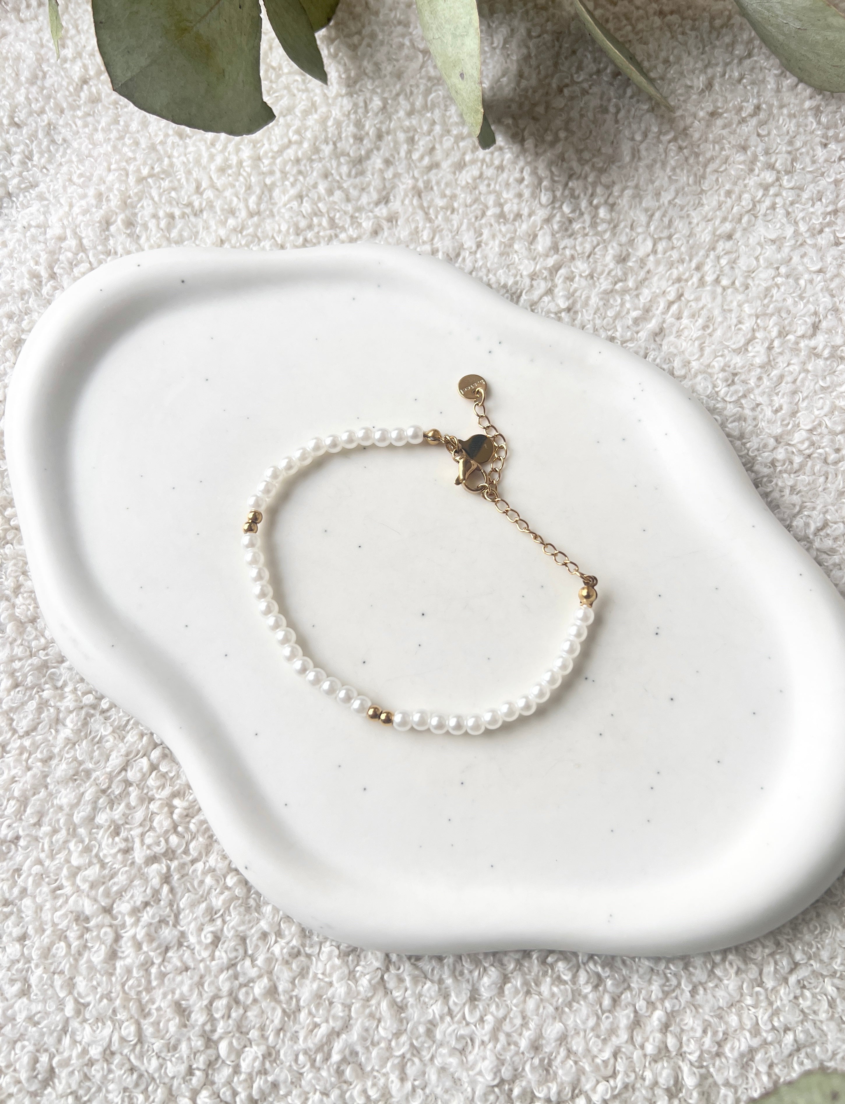 Perlenarmband, weiße und Goldene Perlen, goldener Verschluss, Perlenschmuck